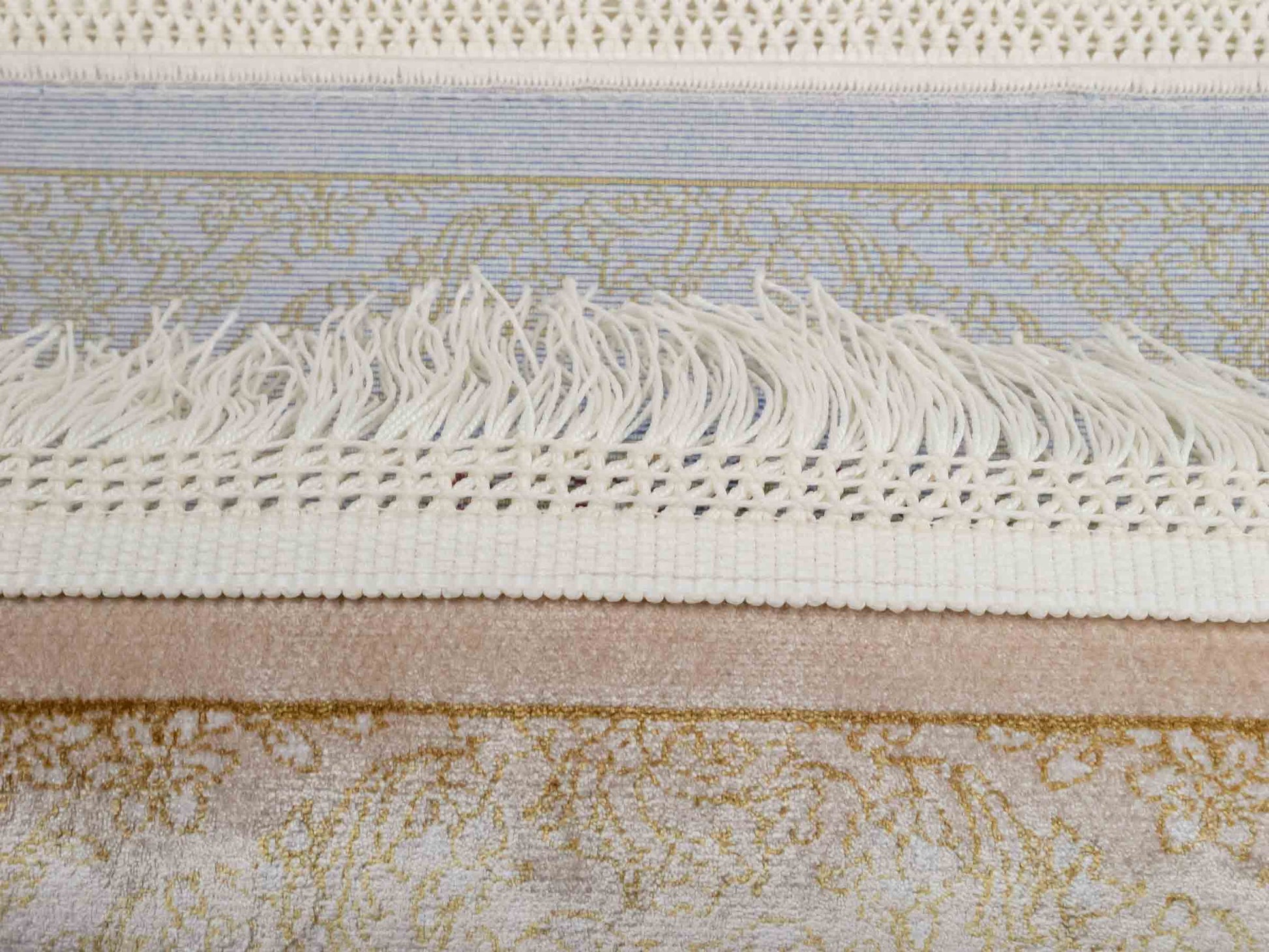 Ghom Maschinenteppich "Bahram" 35 x 35 cm aus pflanzlicher Seide (Viskose) mit floralem Bildmotiv, Beige. Teppichnummer: V14BG012M. Persian Luxury Collection by Khademi. Made in Iran / Persia – Vertrieb durch JUPITER Intl.