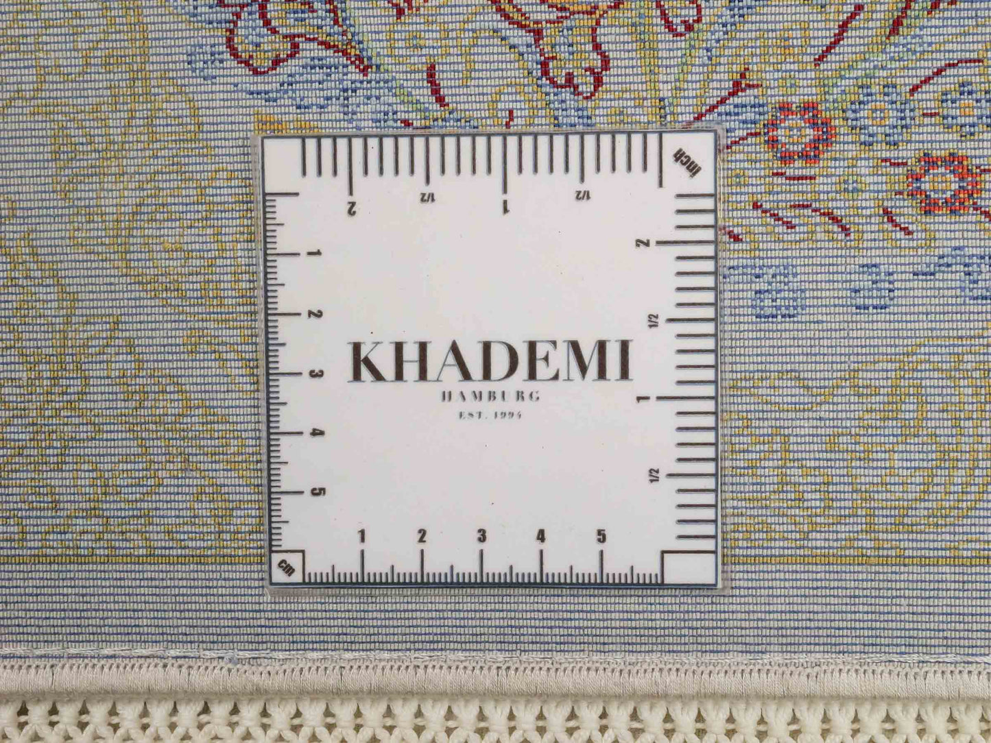 Ghom Maschinenteppich "Bahram" 35 x 35 cm aus pflanzlicher Seide (Viskose) mit floralem Bildmotiv, Beige. Teppichnummer: V14BG012M. Persian Luxury Collection by Khademi. Made in Iran / Persia – Vertrieb durch JUPITER Intl.