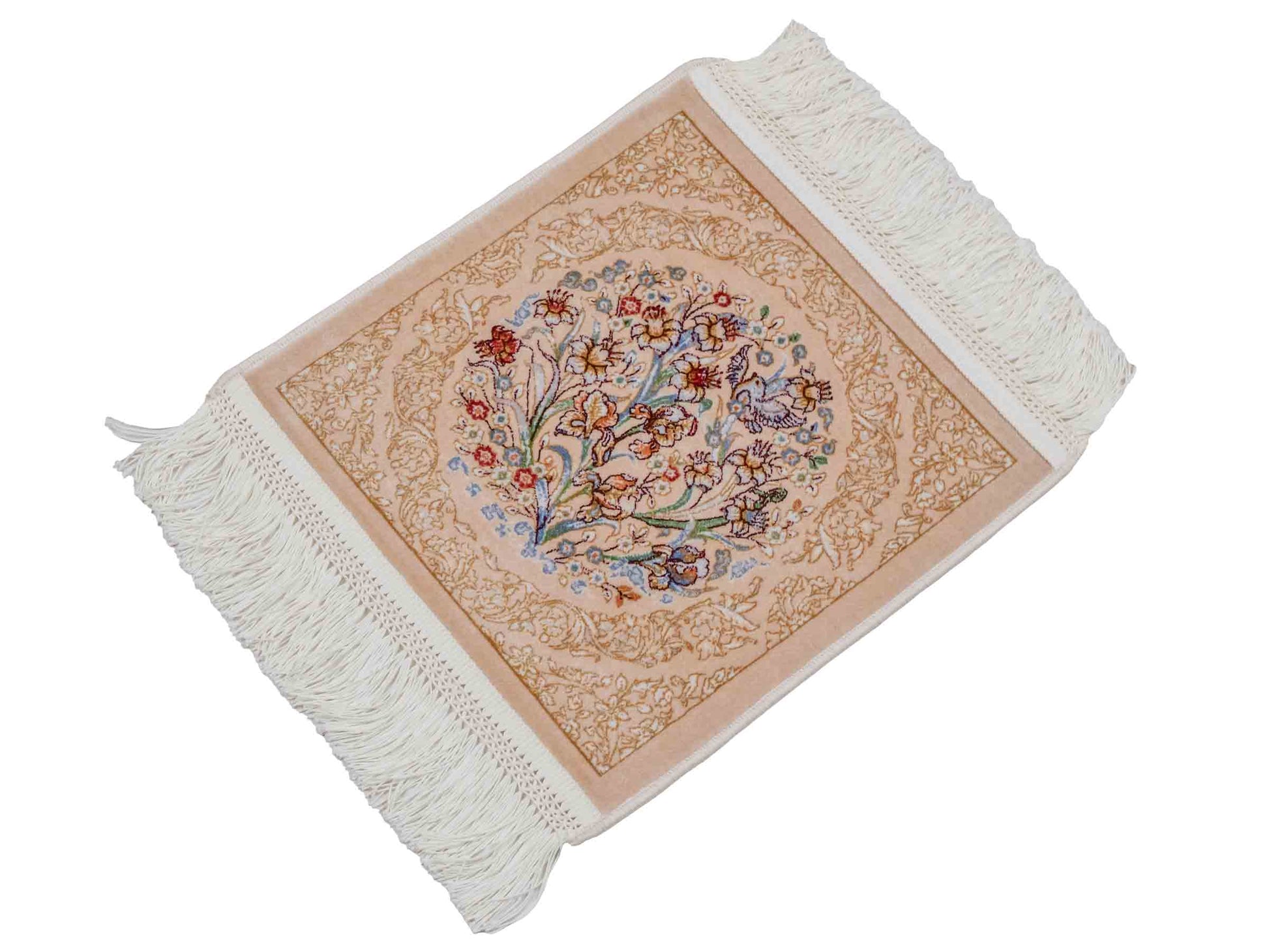 Ghom Maschinenteppich "Bahram" 35 x 35 cm aus pflanzlicher Seide (Viskose) mit floralem Bildmotiv, Beige. Teppichnummer: V14BG012M. Persian Luxury Collection by Khademi. Made in Iran / Persia – Vertrieb durch JUPITER Intl.