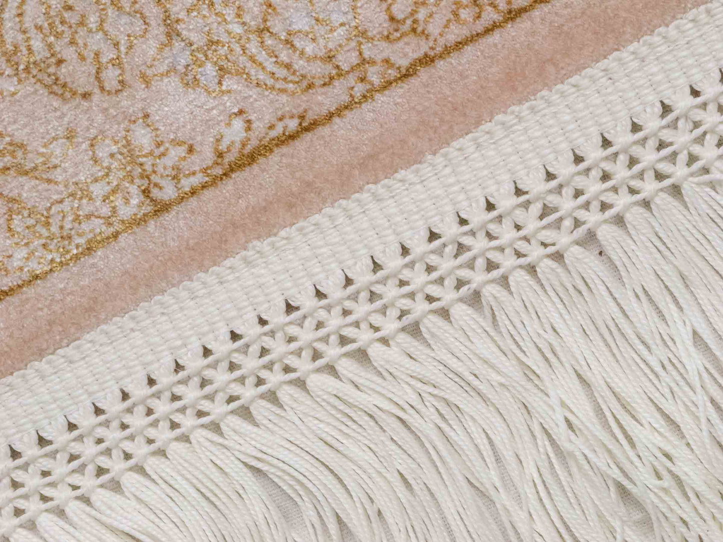 Ghom Maschinenteppich "Bahram" 35 x 35 cm aus pflanzlicher Seide (Viskose) mit floralem Bildmotiv, Beige. Teppichnummer: V14BG012M. Persian Luxury Collection by Khademi. Made in Iran / Persia – Vertrieb durch JUPITER Intl.