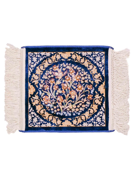 Ghom Maschinenteppich "Bahram" 35 x 35 cm aus pflanzlicher Seide (Viskose) mit floralem Bildmotiv, Marineblau. Teppichnummer: V14NY012M. Persian Luxury Collection by Khademi. Made in Iran / Persia – Vertrieb durch JUPITER Intl.
