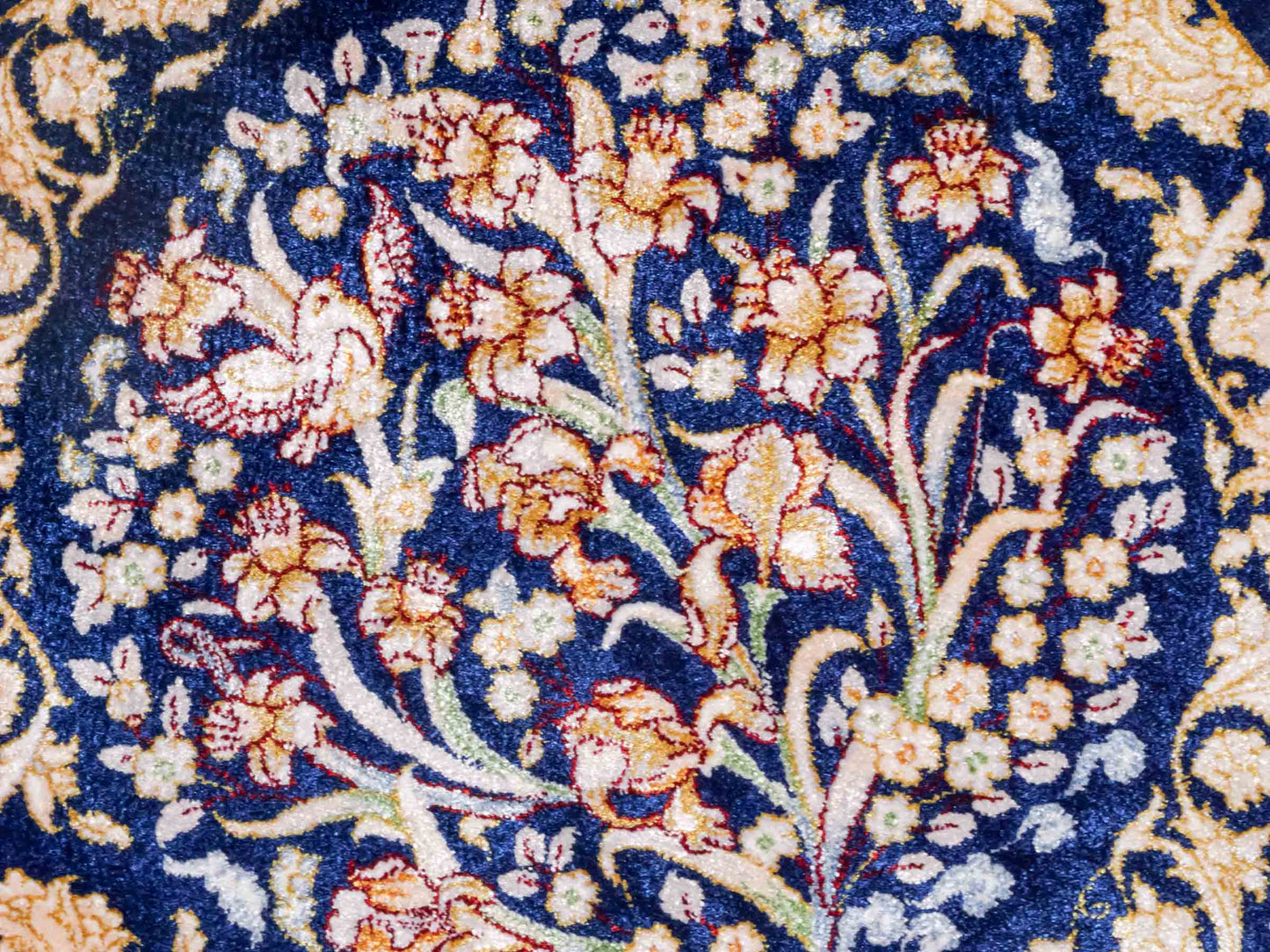 Ghom Maschinenteppich "Bahram" 35 x 35 cm aus pflanzlicher Seide (Viskose) mit floralem Bildmotiv, Marineblau. Teppichnummer: V14NY012M. Persian Luxury Collection by Khademi. Made in Iran / Persia – Vertrieb durch JUPITER Intl.