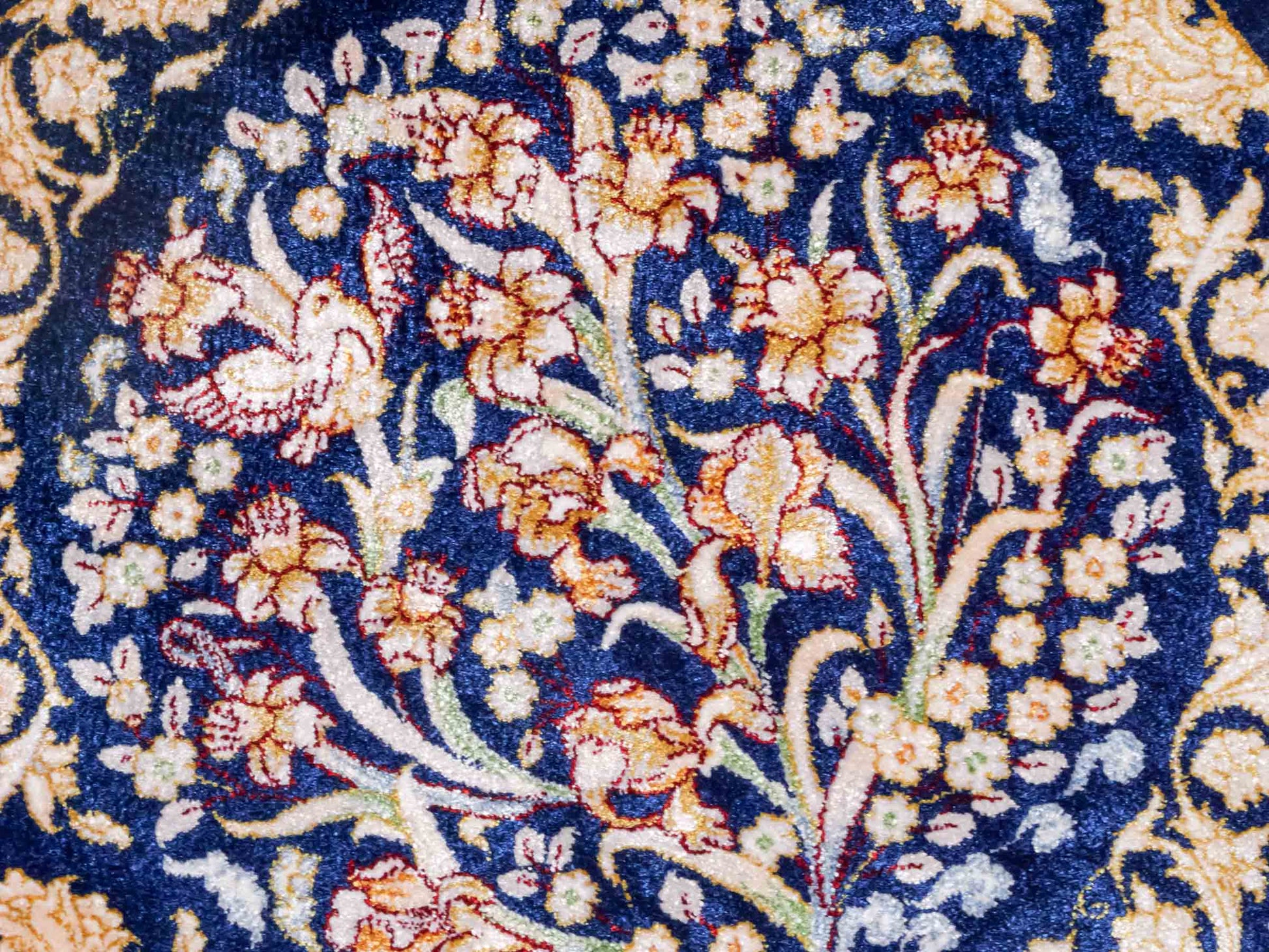 Ghom Maschinenteppich "Bahram" 35 x 35 cm aus pflanzlicher Seide (Viskose) mit floralem Bildmotiv, Marineblau. Teppichnummer: V14NY012M. Persian Luxury Collection by Khademi. Made in Iran / Persia – Vertrieb durch JUPITER Intl.