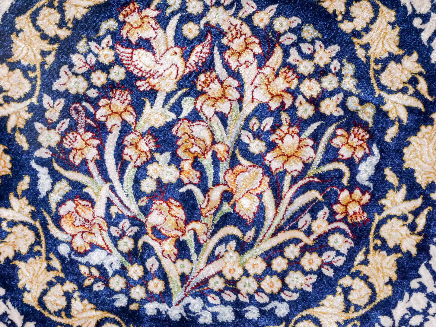 Ghom Maschinenteppich "Bahram" 35 x 35 cm aus pflanzlicher Seide (Viskose) mit floralem Bildmotiv, Marineblau. Teppichnummer: V14NY012M. Persian Luxury Collection by Khademi. Made in Iran / Persia – Vertrieb durch JUPITER Intl.