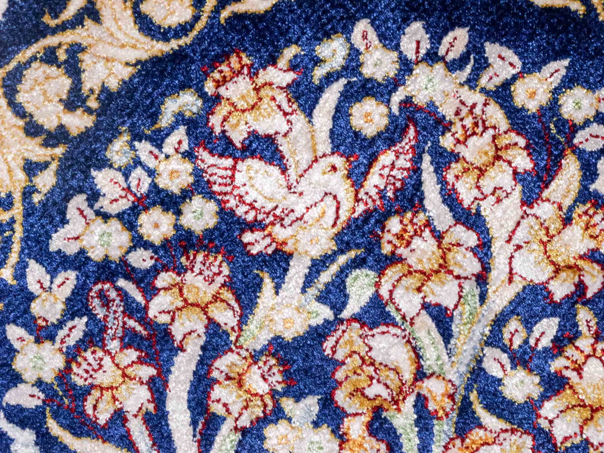 Ghom Maschinenteppich "Bahram" 35 x 35 cm aus pflanzlicher Seide (Viskose) mit floralem Bildmotiv, Marineblau. Teppichnummer: V14NY012M. Persian Luxury Collection by Khademi. Made in Iran / Persia – Vertrieb durch JUPITER Intl.
