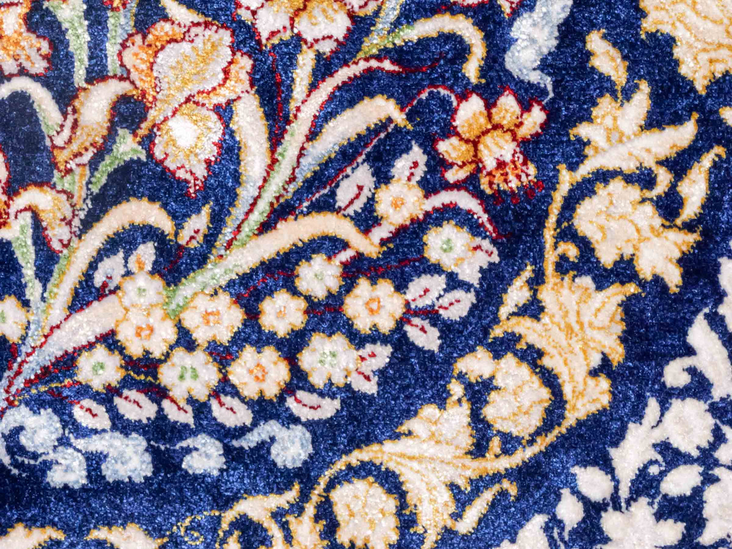 Ghom Maschinenteppich "Bahram" 35 x 35 cm aus pflanzlicher Seide (Viskose) mit floralem Bildmotiv, Marineblau. Teppichnummer: V14NY012M. Persian Luxury Collection by Khademi. Made in Iran / Persia – Vertrieb durch JUPITER Intl.