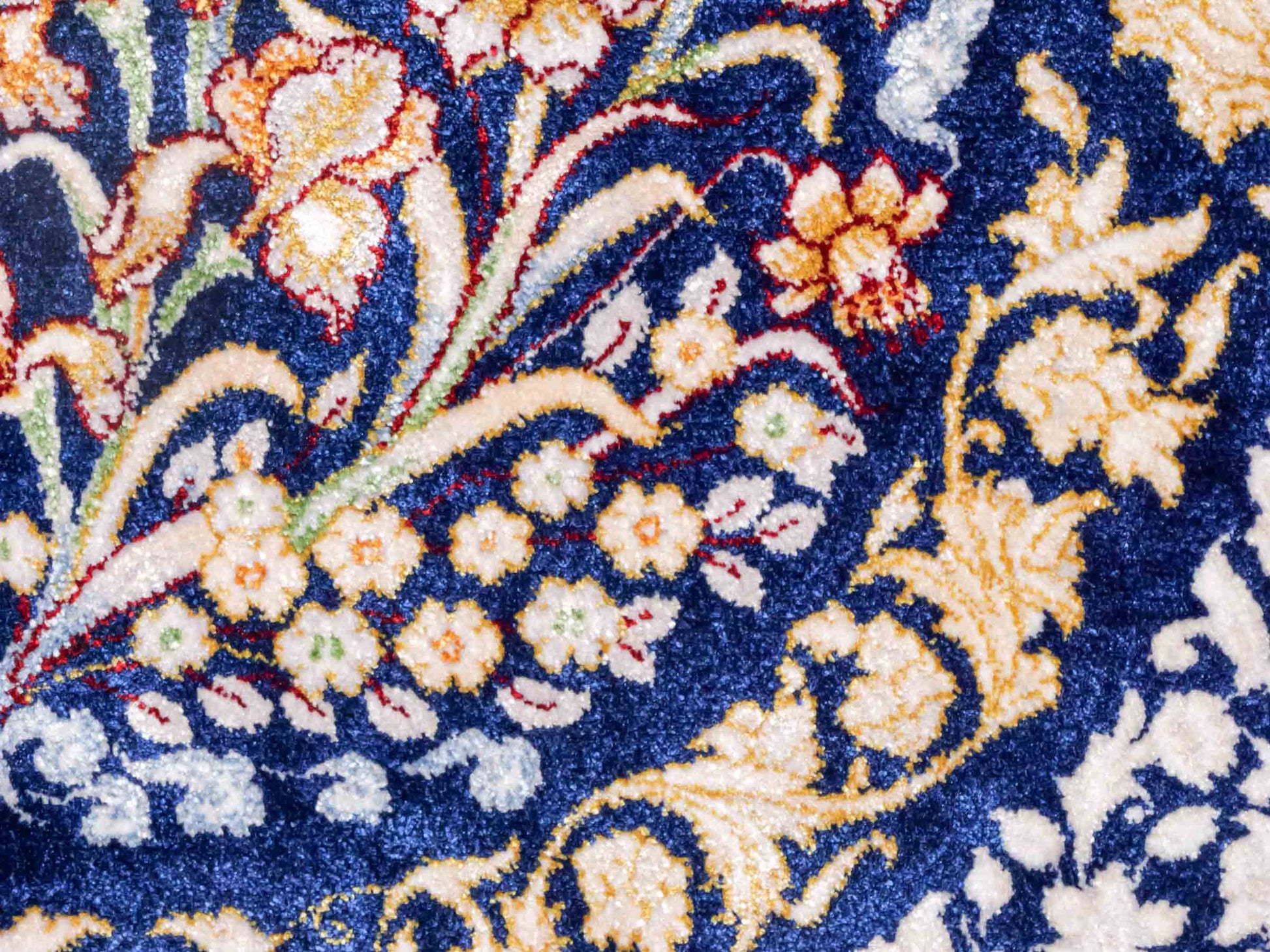 Ghom Maschinenteppich "Bahram" 35 x 35 cm aus pflanzlicher Seide (Viskose) mit floralem Bildmotiv, Marineblau. Teppichnummer: V14NY012M. Persian Luxury Collection by Khademi. Made in Iran / Persia – Vertrieb durch JUPITER Intl.