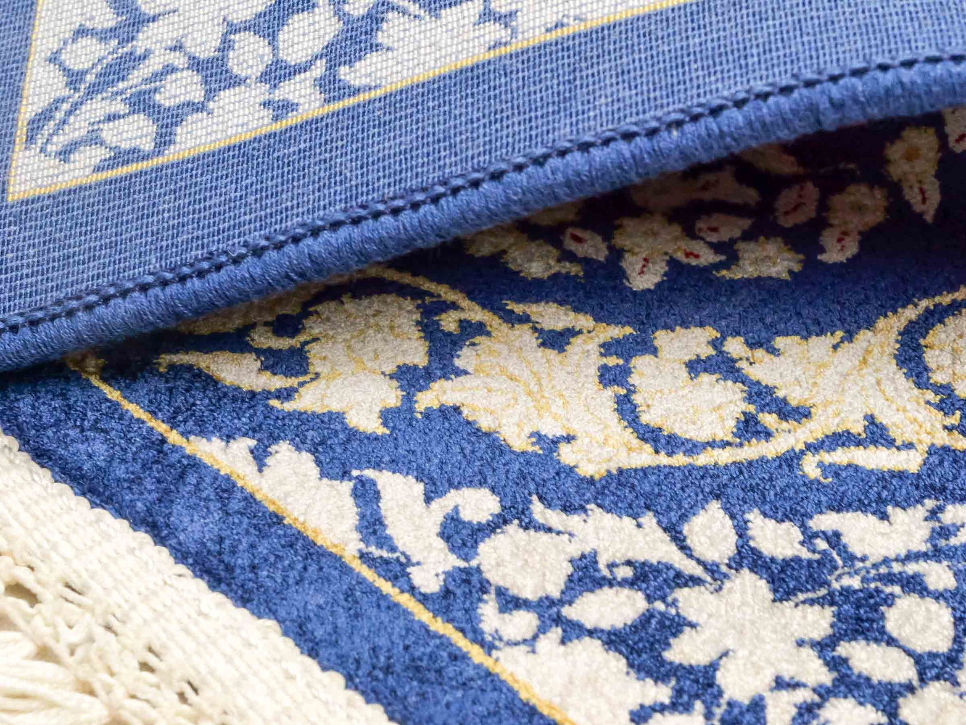 Ghom Maschinenteppich "Bahram" 35 x 35 cm aus pflanzlicher Seide (Viskose) mit floralem Bildmotiv, Marineblau. Teppichnummer: V14NY012M. Persian Luxury Collection by Khademi. Made in Iran / Persia – Vertrieb durch JUPITER Intl.