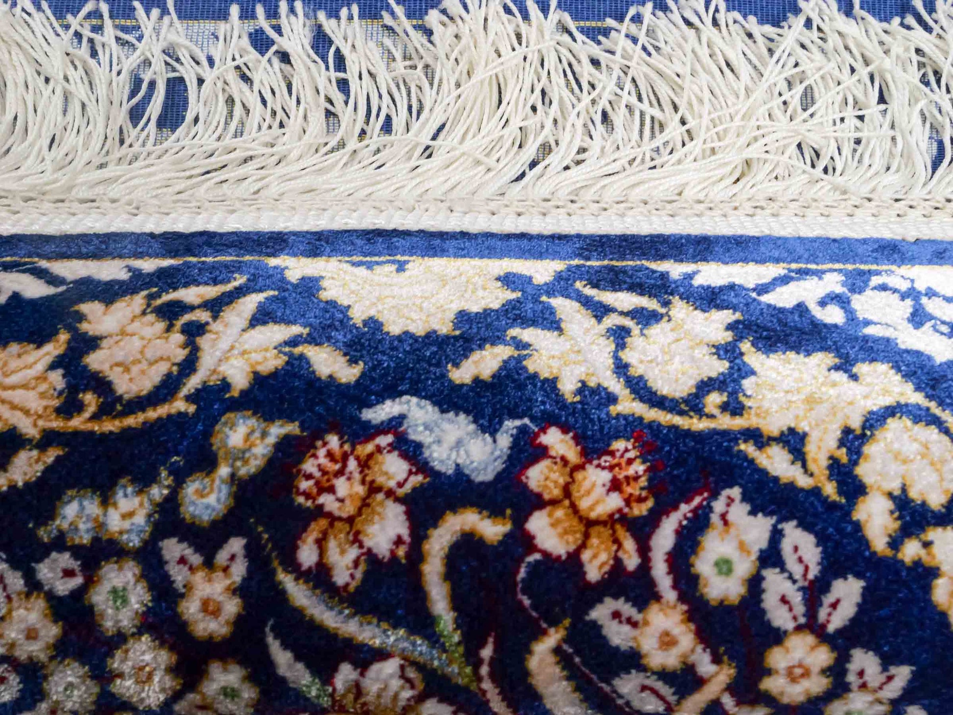 Ghom Maschinenteppich "Bahram" 35 x 35 cm aus pflanzlicher Seide (Viskose) mit floralem Bildmotiv, Marineblau. Teppichnummer: V14NY012M. Persian Luxury Collection by Khademi. Made in Iran / Persia – Vertrieb durch JUPITER Intl.