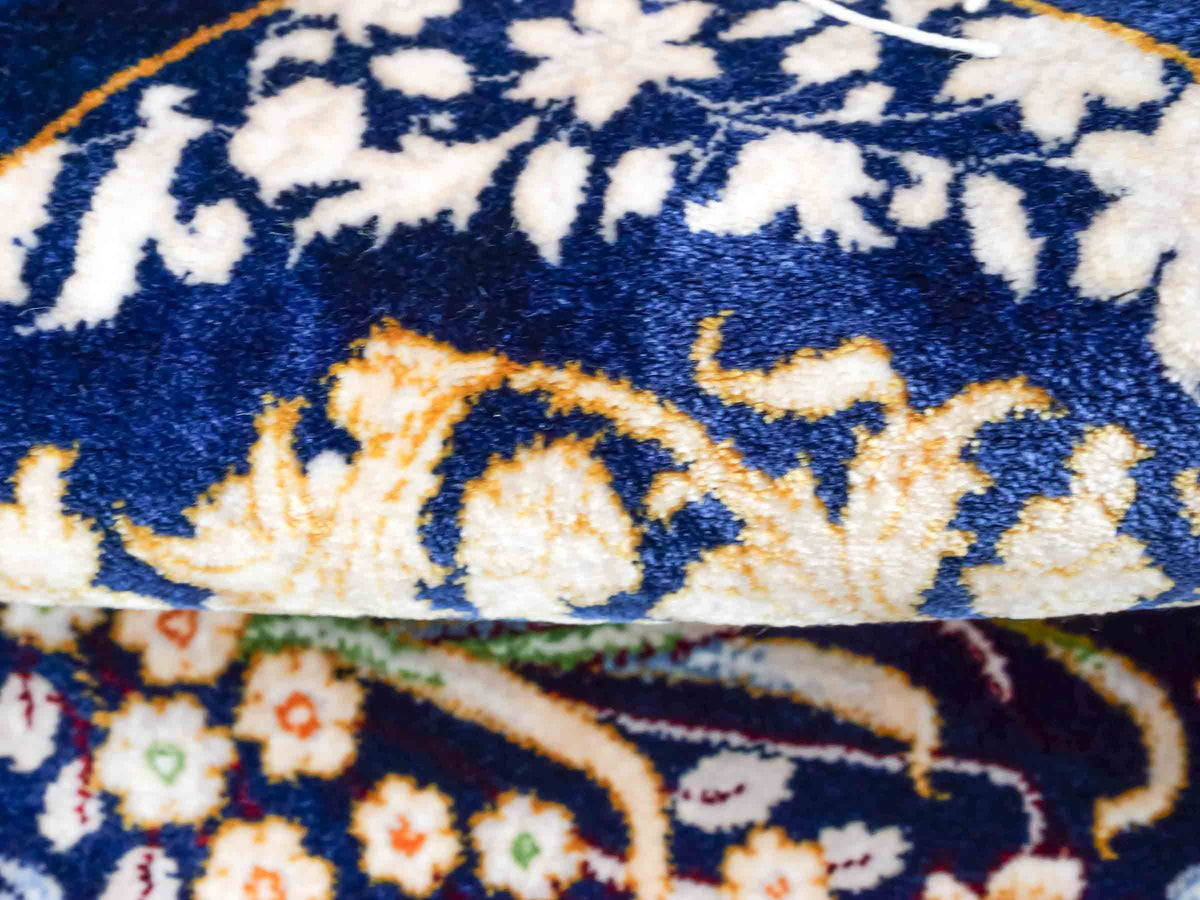 Ghom Maschinenteppich "Bahram" 35 x 35 cm, mit Bildmotiv, Marineblau, aus pflanzlicher Seide (Viskose), Hand-Finished. Teppichnummer: V14NY012H. Persian Luxury Collection by Khademi. Made in Iran / Persia – Vertrieb durch JUPITER Intl.