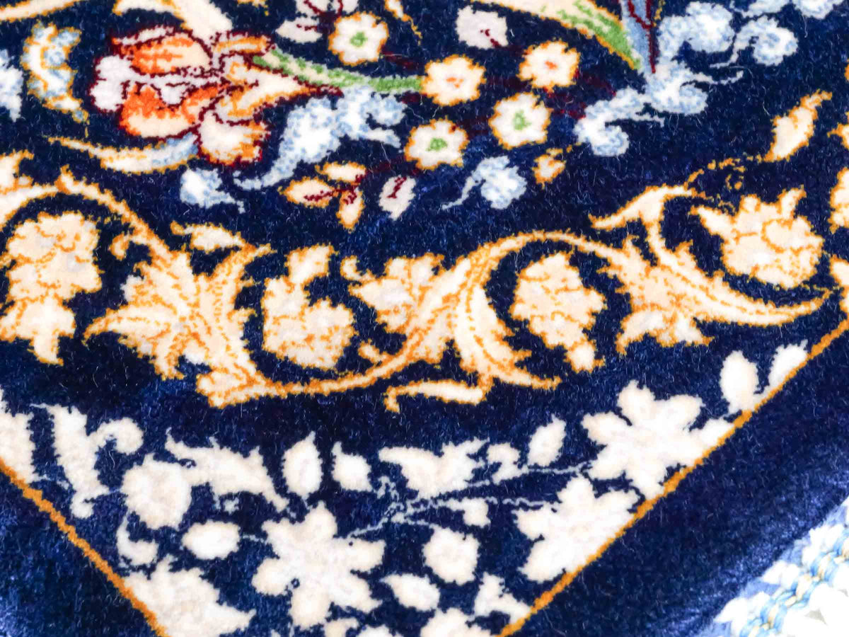 Ghom Maschinenteppich "Bahram" 35 x 35 cm, mit Bildmotiv, Marineblau, aus pflanzlicher Seide (Viskose), Hand-Finished. Teppichnummer: V14NY012H. Persian Luxury Collection by Khademi. Made in Iran / Persia – Vertrieb durch JUPITER Intl.