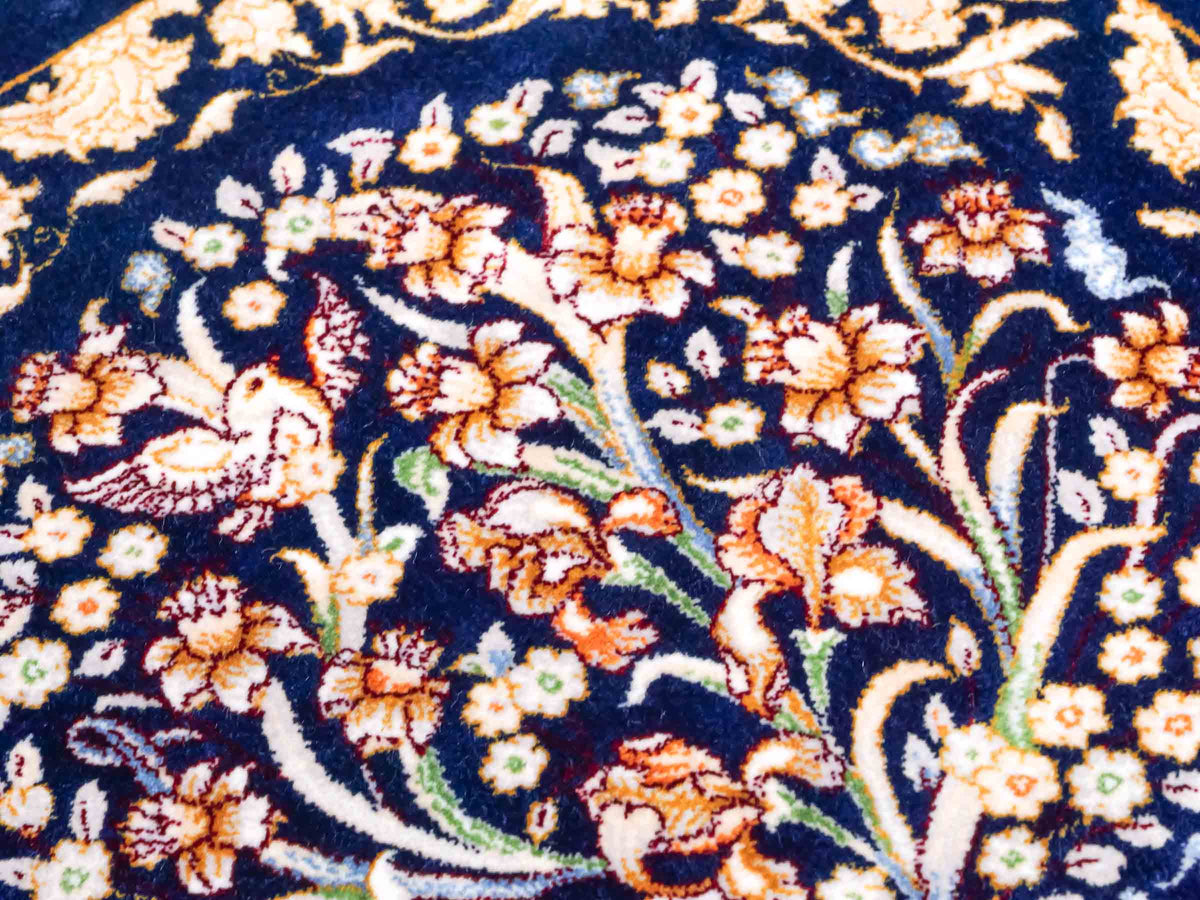 Ghom Maschinenteppich "Bahram" 35 x 35 cm, mit Bildmotiv, Marineblau, aus pflanzlicher Seide (Viskose), Hand-Finished. Teppichnummer: V14NY012H. Persian Luxury Collection by Khademi. Made in Iran / Persia – Vertrieb durch JUPITER Intl.