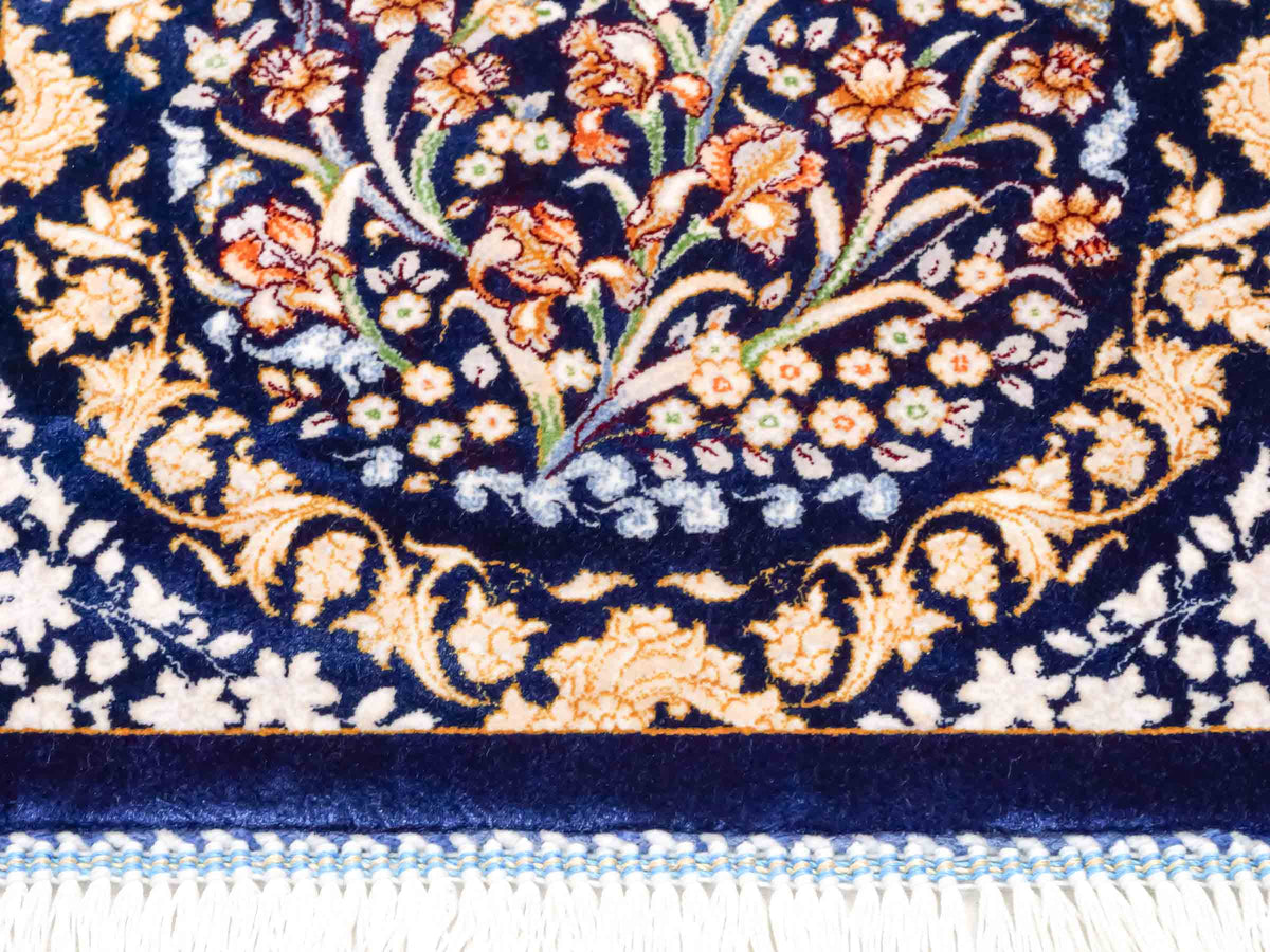 Ghom Maschinenteppich "Bahram" 35 x 35 cm, mit Bildmotiv, Marineblau, aus pflanzlicher Seide (Viskose), Hand-Finished. Teppichnummer: V14NY012H. Persian Luxury Collection by Khademi. Made in Iran / Persia – Vertrieb durch JUPITER Intl.