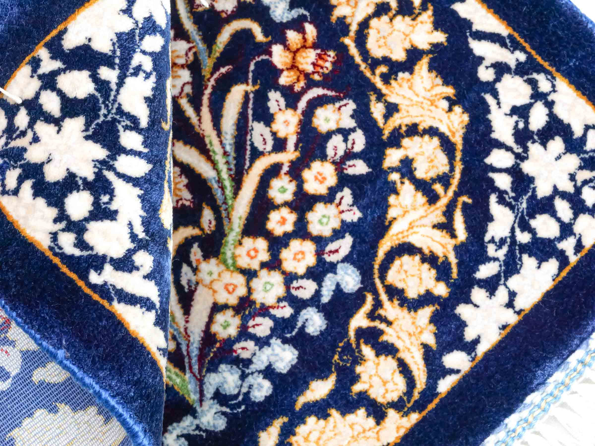 Ghom Maschinenteppich "Bahram" 35 x 35 cm, mit Bildmotiv, Marineblau, aus pflanzlicher Seide (Viskose), Hand-Finished. Teppichnummer: V14NY012H. Persian Luxury Collection by Khademi. Made in Iran / Persia – Vertrieb durch JUPITER Intl.
