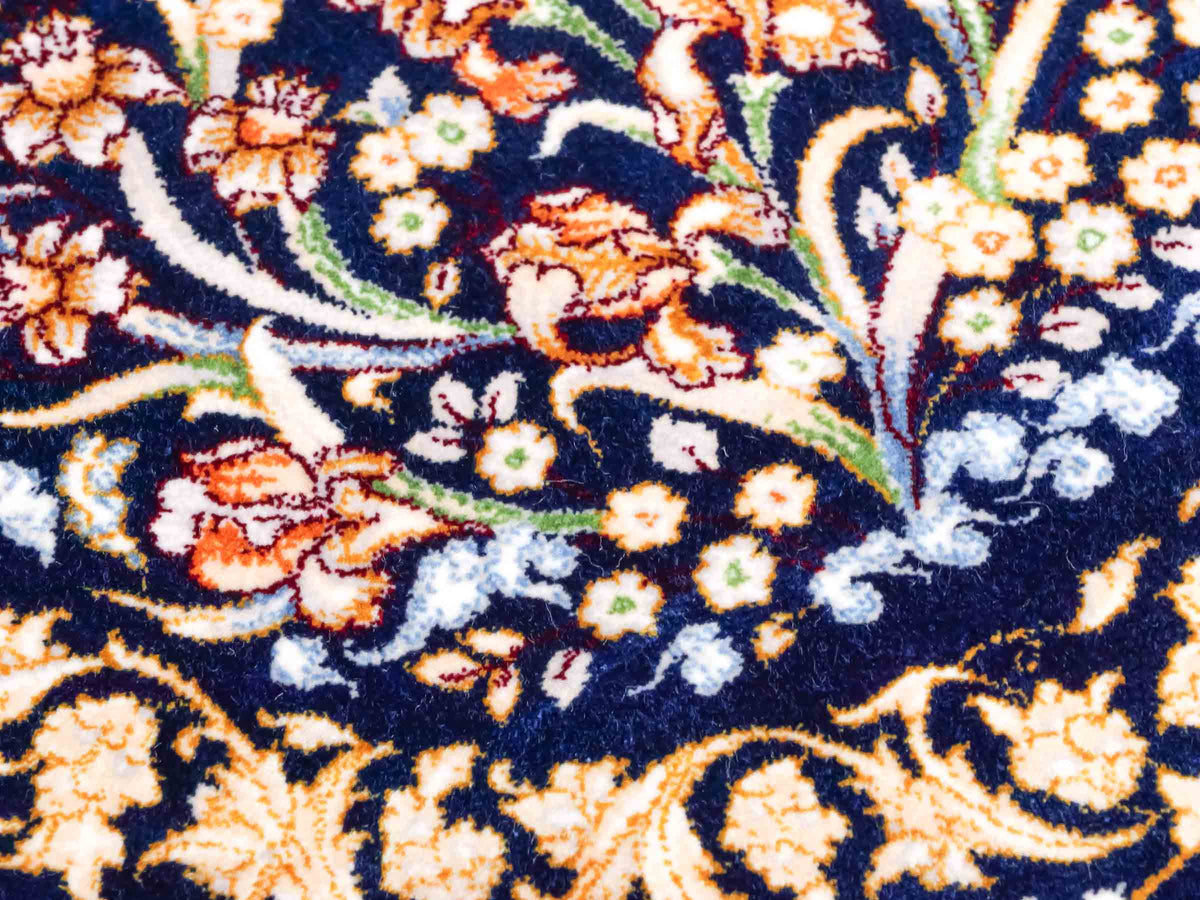 Ghom Maschinenteppich "Bahram" 35 x 35 cm, mit Bildmotiv, Marineblau, aus pflanzlicher Seide (Viskose), Hand-Finished. Teppichnummer: V14NY012H. Persian Luxury Collection by Khademi. Made in Iran / Persia – Vertrieb durch JUPITER Intl.