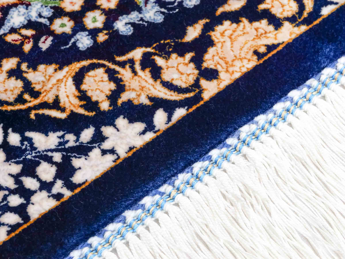Ghom Maschinenteppich "Bahram" 35 x 35 cm, mit Bildmotiv, Marineblau, aus pflanzlicher Seide (Viskose), Hand-Finished. Teppichnummer: V14NY012H. Persian Luxury Collection by Khademi. Made in Iran / Persia – Vertrieb durch JUPITER Intl.