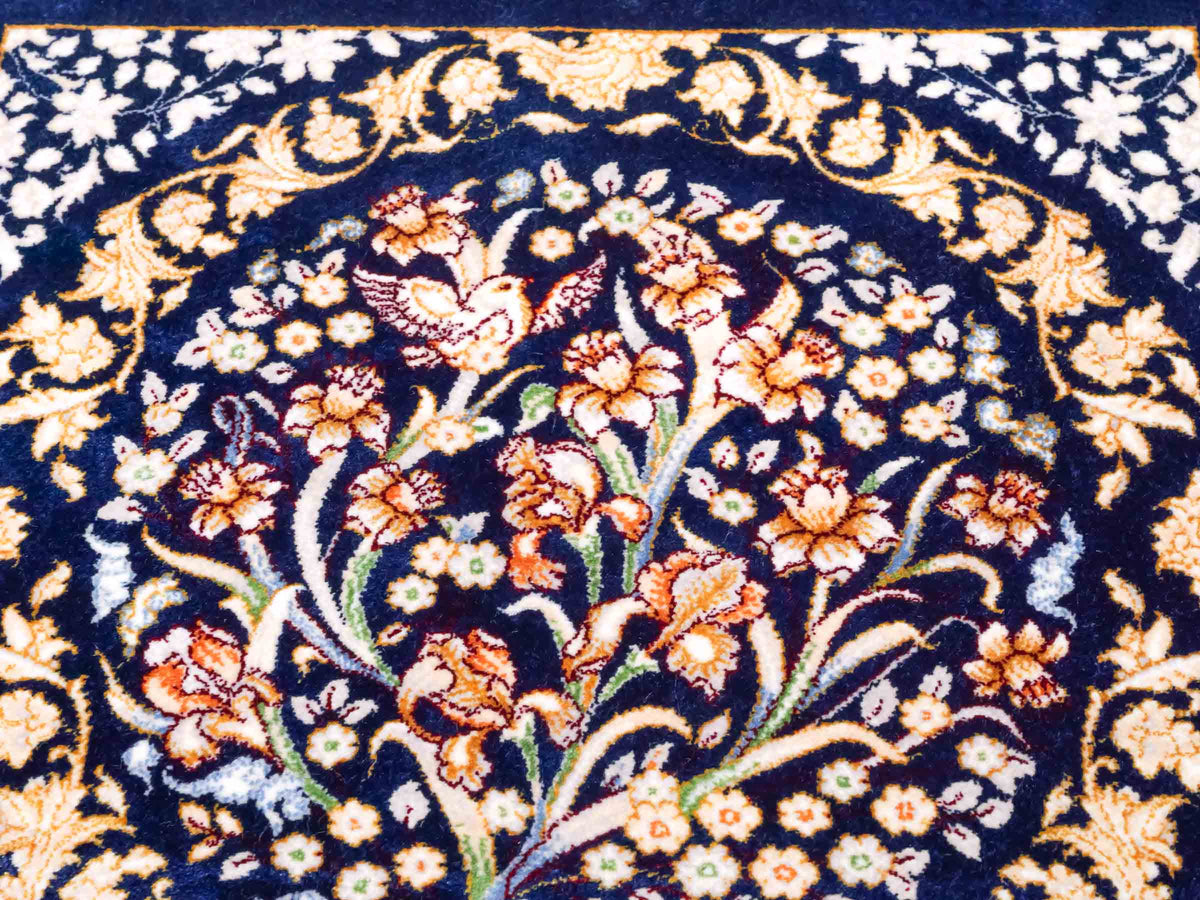 Ghom Maschinenteppich "Bahram" 35 x 35 cm, mit Bildmotiv, Marineblau, aus pflanzlicher Seide (Viskose), Hand-Finished. Teppichnummer: V14NY012H. Persian Luxury Collection by Khademi. Made in Iran / Persia – Vertrieb durch JUPITER Intl.
