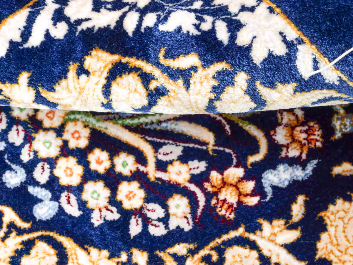 Ghom Maschinenteppich "Bahram" 35 x 35 cm, mit Bildmotiv, Marineblau, aus pflanzlicher Seide (Viskose), Hand-Finished. Teppichnummer: V14NY012H. Persian Luxury Collection by Khademi. Made in Iran / Persia – Vertrieb durch JUPITER Intl.