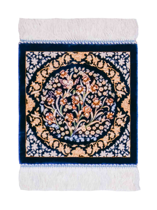 Ghom Maschinenteppich "Bahram" 35 x 35 cm, mit Bildmotiv, Marineblau, aus pflanzlicher Seide (Viskose), Hand-Finished. Teppichnummer: V14NY012H. Persian Luxury Collection by Khademi. Made in Iran / Persia – Vertrieb durch JUPITER Intl.