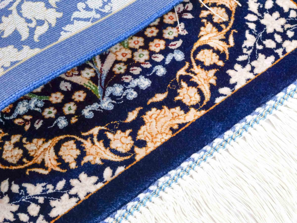 Ghom Maschinenteppich "Bahram" 35 x 35 cm, mit Bildmotiv, Marineblau, aus pflanzlicher Seide (Viskose), Hand-Finished. Teppichnummer: V14NY012H. Persian Luxury Collection by Khademi. Made in Iran / Persia – Vertrieb durch JUPITER Intl.