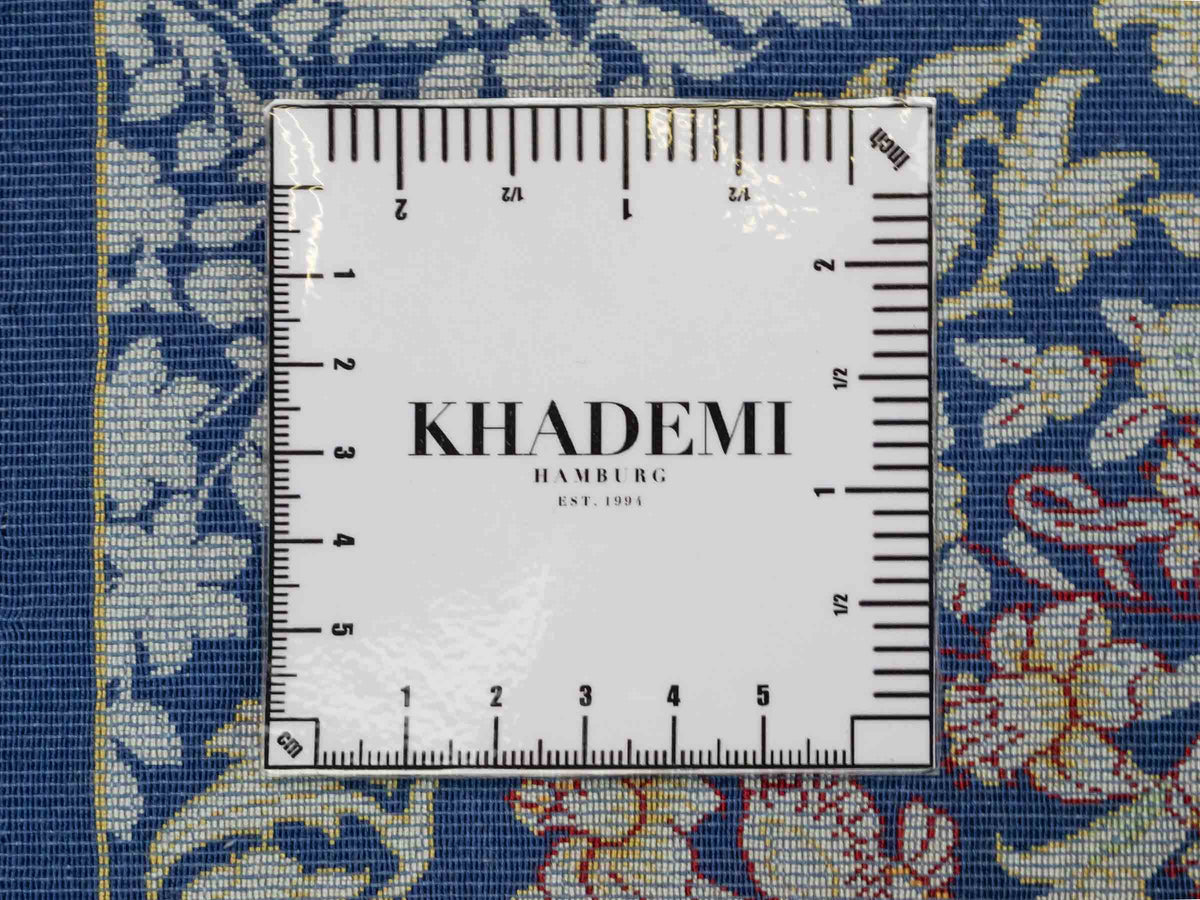 Ghom Maschinenteppich "Bahram" 35 x 35 cm, mit Bildmotiv, Marineblau, aus pflanzlicher Seide (Viskose), Hand-Finished. Teppichnummer: V14NY012H. Persian Luxury Collection by Khademi. Made in Iran / Persia – Vertrieb durch JUPITER Intl.