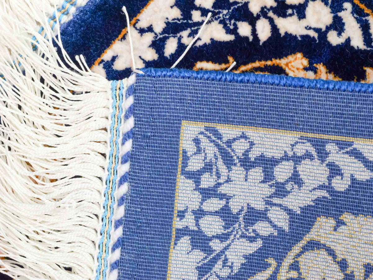 Ghom Maschinenteppich "Bahram" 35 x 35 cm, mit Bildmotiv, Marineblau, aus pflanzlicher Seide (Viskose), Hand-Finished. Teppichnummer: V14NY012H. Persian Luxury Collection by Khademi. Made in Iran / Persia – Vertrieb durch JUPITER Intl.