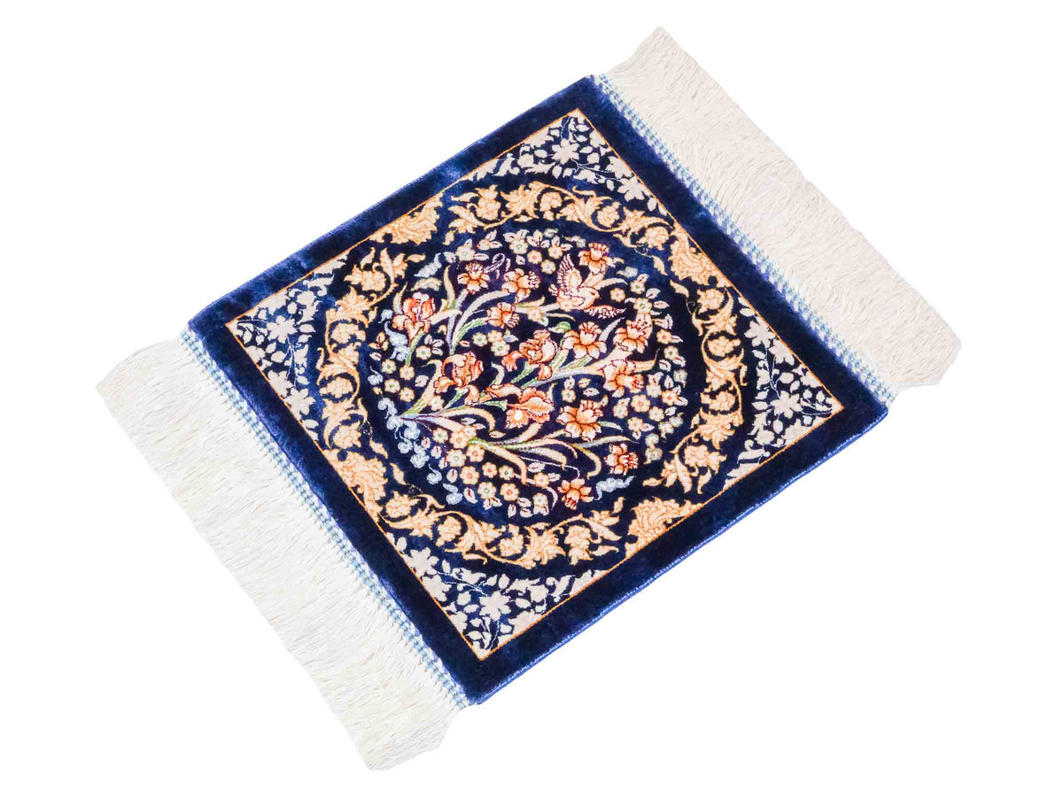 Ghom Maschinenteppich "Bahram" 35 x 35 cm, mit Bildmotiv, Marineblau, aus pflanzlicher Seide (Viskose), Hand-Finished. Teppichnummer: V14NY012H. Persian Luxury Collection by Khademi. Made in Iran / Persia – Vertrieb durch JUPITER Intl.