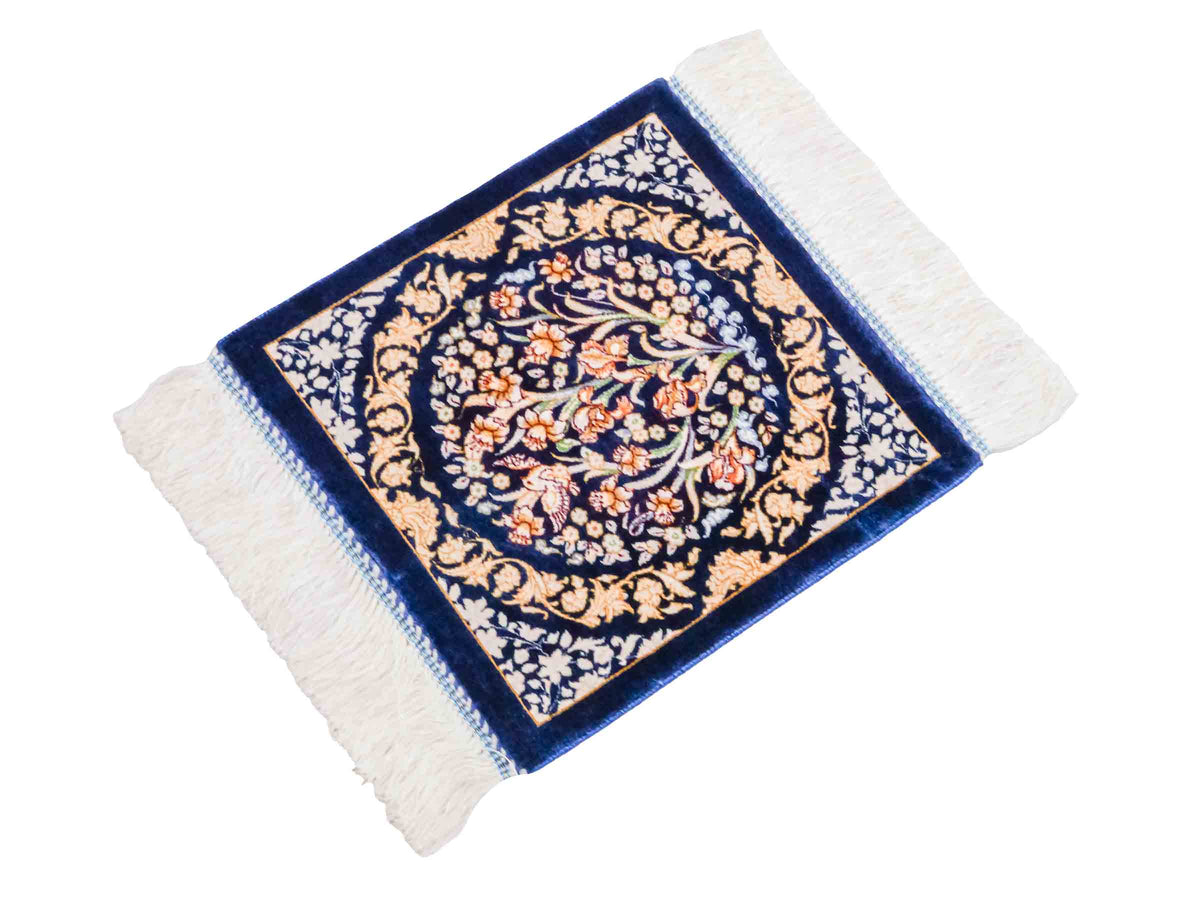 Ghom Maschinenteppich "Bahram" 35 x 35 cm, mit Bildmotiv, Marineblau, aus pflanzlicher Seide (Viskose), Hand-Finished. Teppichnummer: V14NY012H. Persian Luxury Collection by Khademi. Made in Iran / Persia – Vertrieb durch JUPITER Intl.