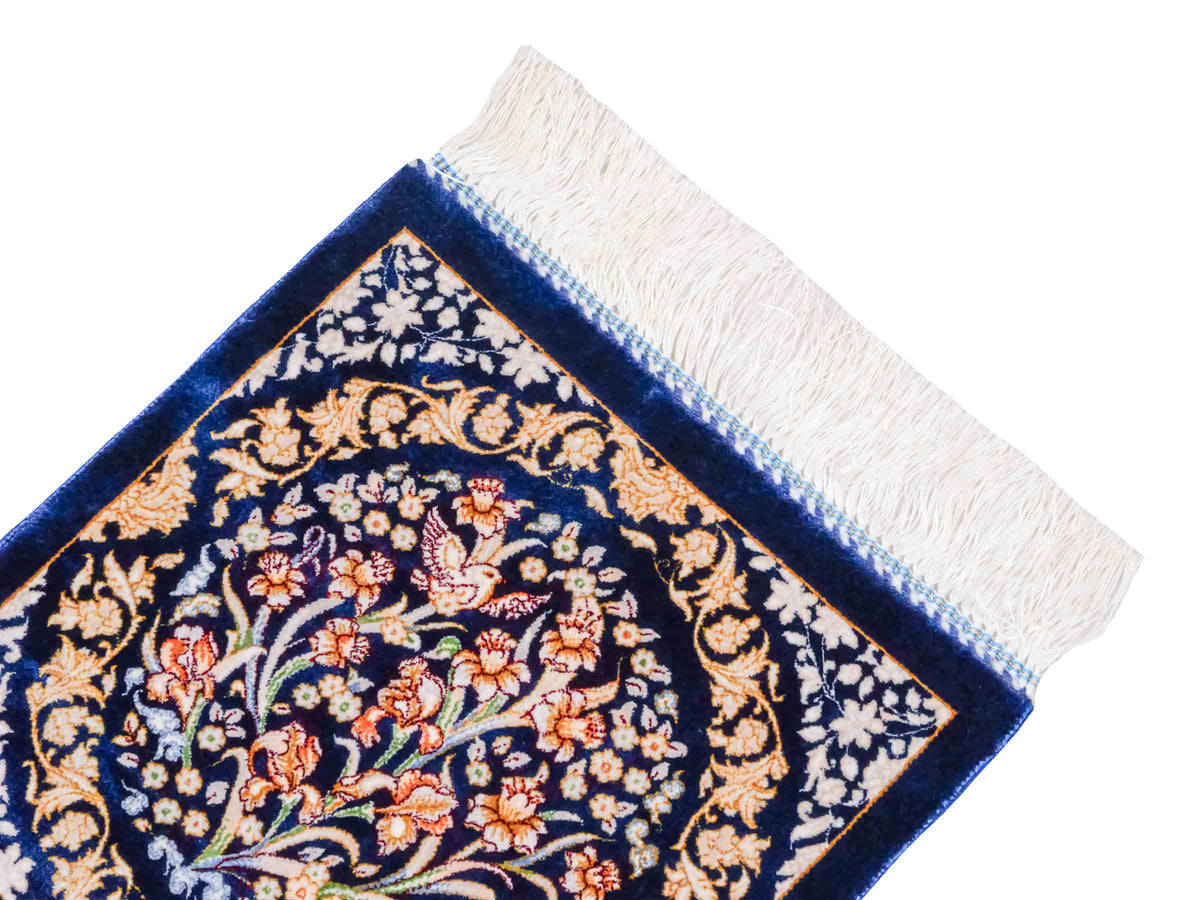 Ghom Maschinenteppich "Bahram" 35 x 35 cm, mit Bildmotiv, Marineblau, aus pflanzlicher Seide (Viskose), Hand-Finished. Teppichnummer: V14NY012H. Persian Luxury Collection by Khademi. Made in Iran / Persia – Vertrieb durch JUPITER Intl.