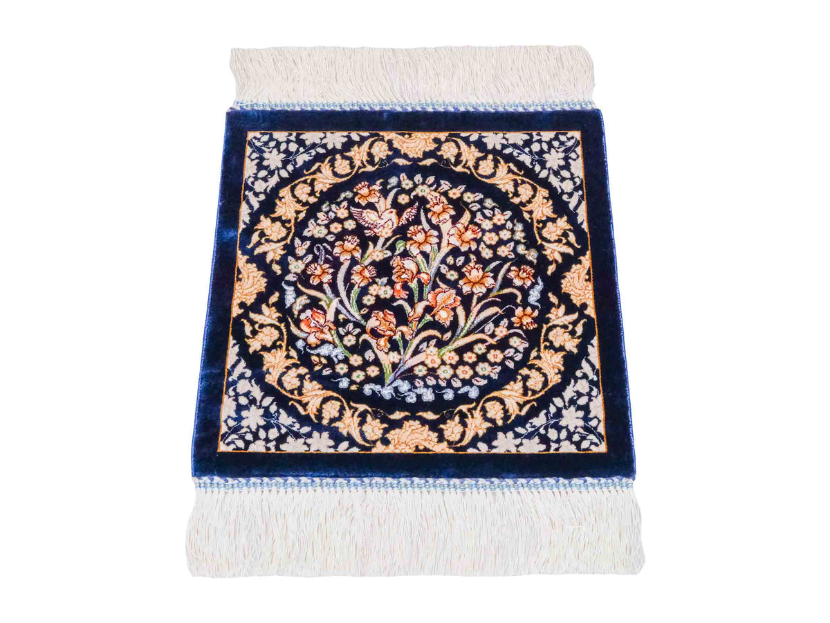 Ghom Maschinenteppich "Bahram" 35 x 35 cm, mit Bildmotiv, Marineblau, aus pflanzlicher Seide (Viskose), Hand-Finished. Teppichnummer: V14NY012H. Persian Luxury Collection by Khademi. Made in Iran / Persia – Vertrieb durch JUPITER Intl.