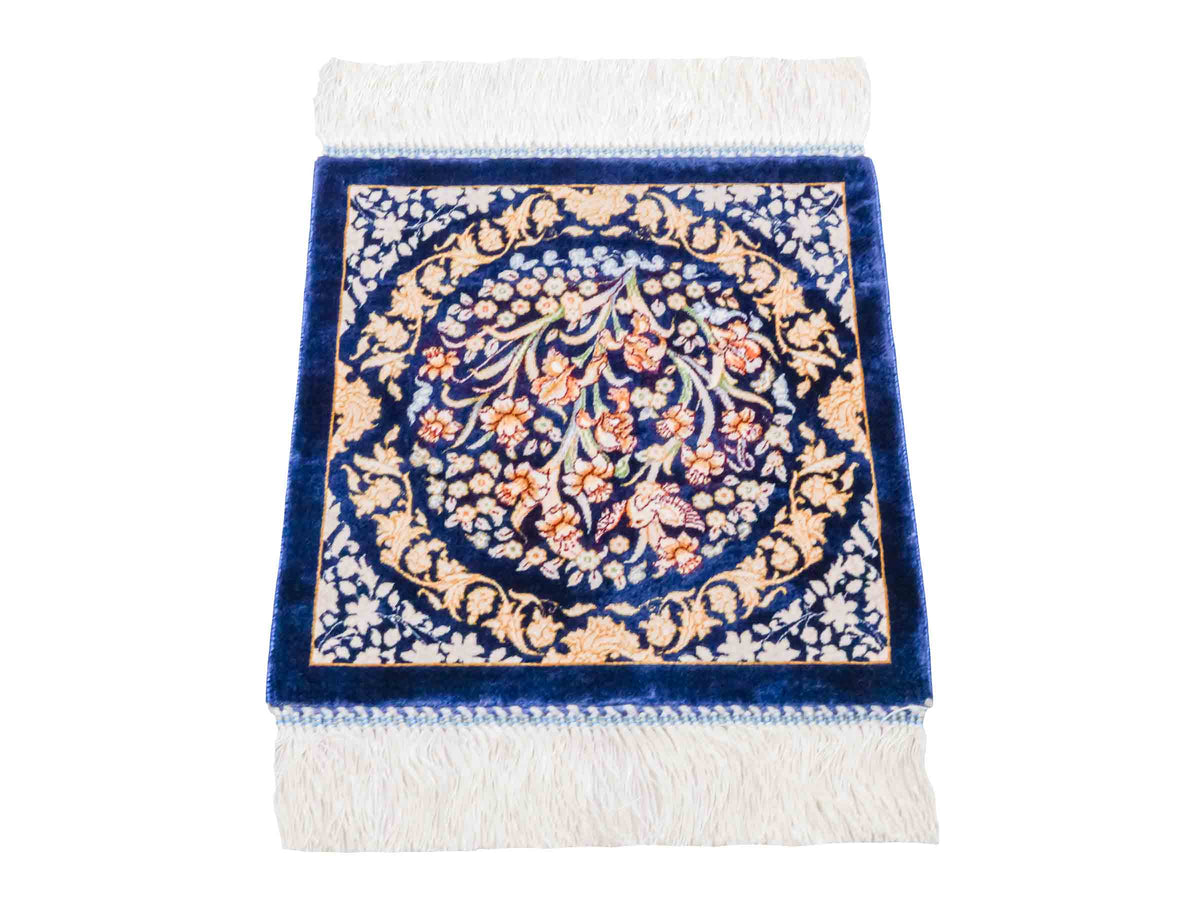 Ghom Maschinenteppich "Bahram" 35 x 35 cm, mit Bildmotiv, Marineblau, aus pflanzlicher Seide (Viskose), Hand-Finished. Teppichnummer: V14NY012H. Persian Luxury Collection by Khademi. Made in Iran / Persia – Vertrieb durch JUPITER Intl.