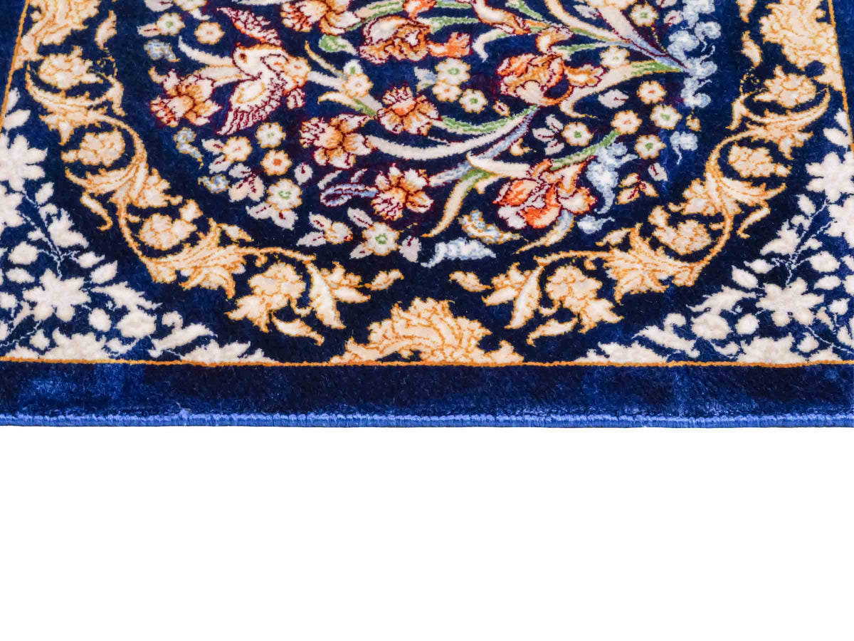 Ghom Maschinenteppich "Bahram" 35 x 35 cm, mit Bildmotiv, Marineblau, aus pflanzlicher Seide (Viskose), Hand-Finished. Teppichnummer: V14NY012H. Persian Luxury Collection by Khademi. Made in Iran / Persia – Vertrieb durch JUPITER Intl.
