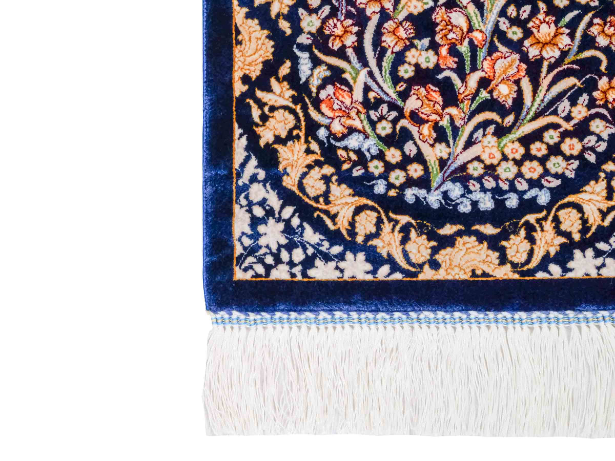 Ghom Maschinenteppich "Bahram" 35 x 35 cm, mit Bildmotiv, Marineblau, aus pflanzlicher Seide (Viskose), Hand-Finished. Teppichnummer: V14NY012H. Persian Luxury Collection by Khademi. Made in Iran / Persia – Vertrieb durch JUPITER Intl.