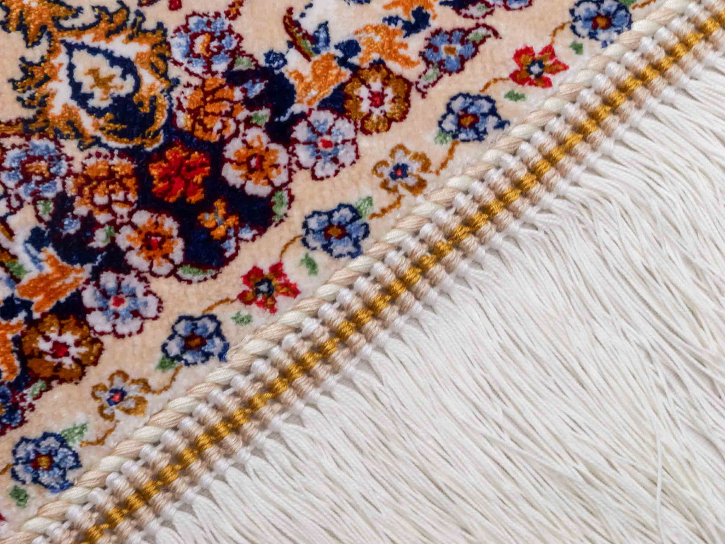 Ghom Maschinenteppich "Banu" 90 x 60 cm aus pflanzlicher Seide (Viskose) mit Jagdmotiv, Beige. Teppichnummer: V13BG054H. Persian Luxury Collection by Khademi. Made in Iran / Persia – Vertrieb durch JUPITER Intl.