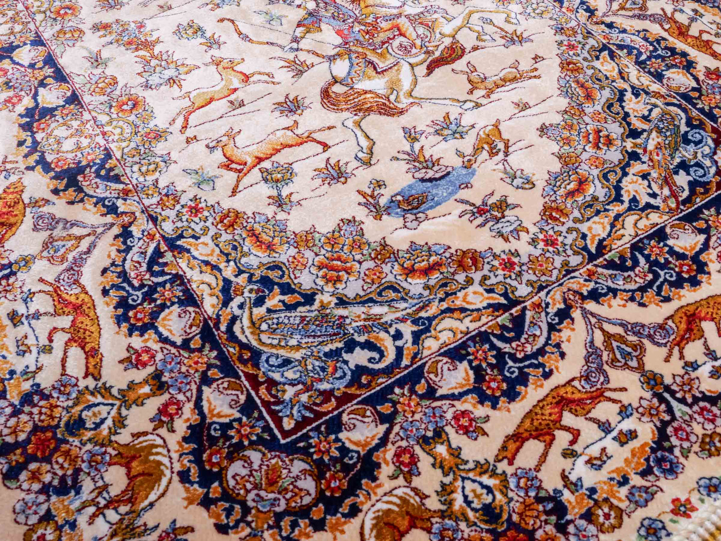 Ghom Maschinenteppich "Banu" 90 x 60 cm aus pflanzlicher Seide (Viskose) mit Jagdmotiv, Beige. Teppichnummer: V13BG054H. Persian Luxury Collection by Khademi. Made in Iran / Persia – Vertrieb durch JUPITER Intl.