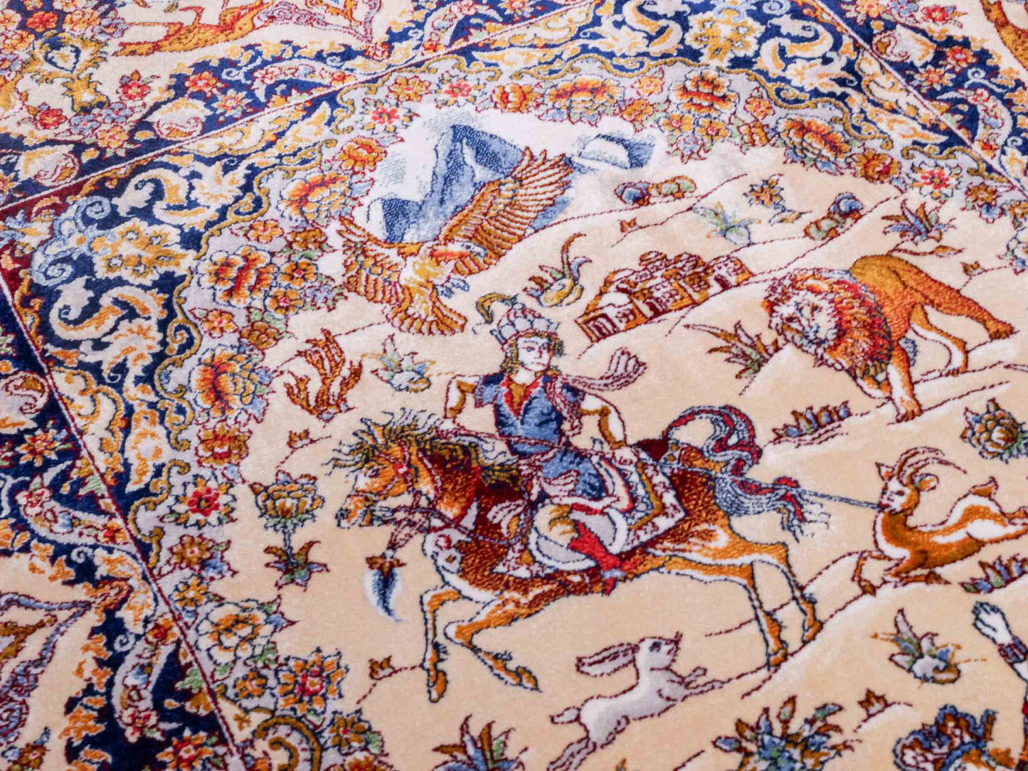 Ghom Maschinenteppich "Banu" 90 x 60 cm aus pflanzlicher Seide (Viskose) mit Jagdmotiv, Beige. Teppichnummer: V13BG054H. Persian Luxury Collection by Khademi. Made in Iran / Persia – Vertrieb durch JUPITER Intl.