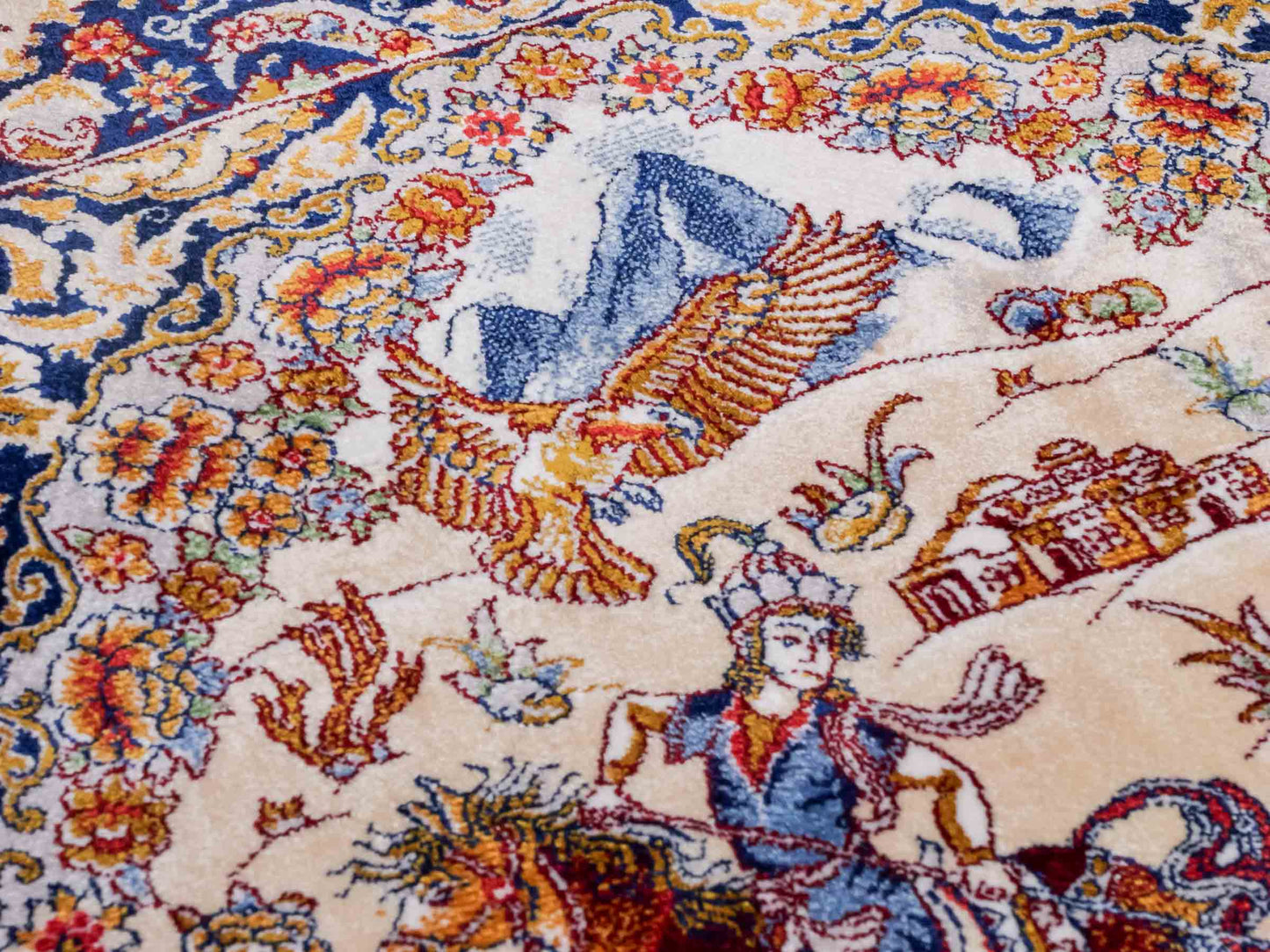 Ghom Maschinenteppich "Banu" 90 x 60 cm aus pflanzlicher Seide (Viskose) mit Jagdmotiv, Beige. Teppichnummer: V13BG054H. Persian Luxury Collection by Khademi. Made in Iran / Persia – Vertrieb durch JUPITER Intl.