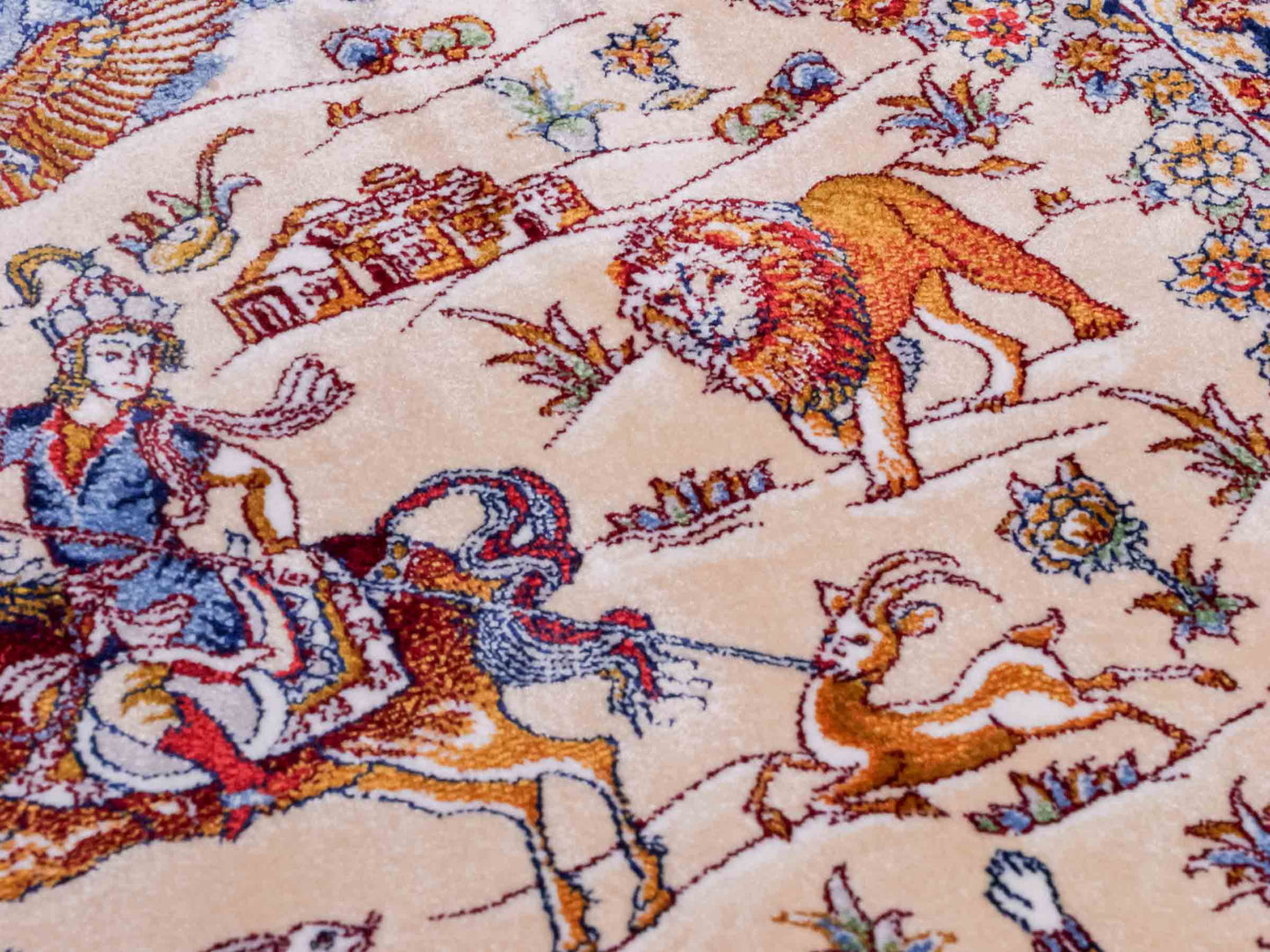 Ghom Maschinenteppich "Banu" 90 x 60 cm aus pflanzlicher Seide (Viskose) mit Jagdmotiv, Beige. Teppichnummer: V13BG054H. Persian Luxury Collection by Khademi. Made in Iran / Persia – Vertrieb durch JUPITER Intl.