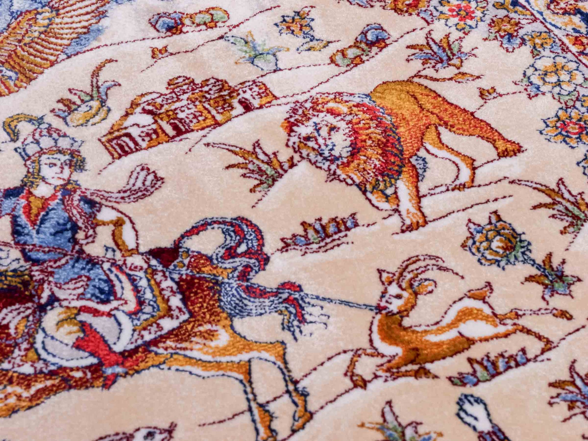 Ghom Maschinenteppich "Banu" 90 x 60 cm aus pflanzlicher Seide (Viskose) mit Jagdmotiv, Beige. Teppichnummer: V13BG054H. Persian Luxury Collection by Khademi. Made in Iran / Persia – Vertrieb durch JUPITER Intl.