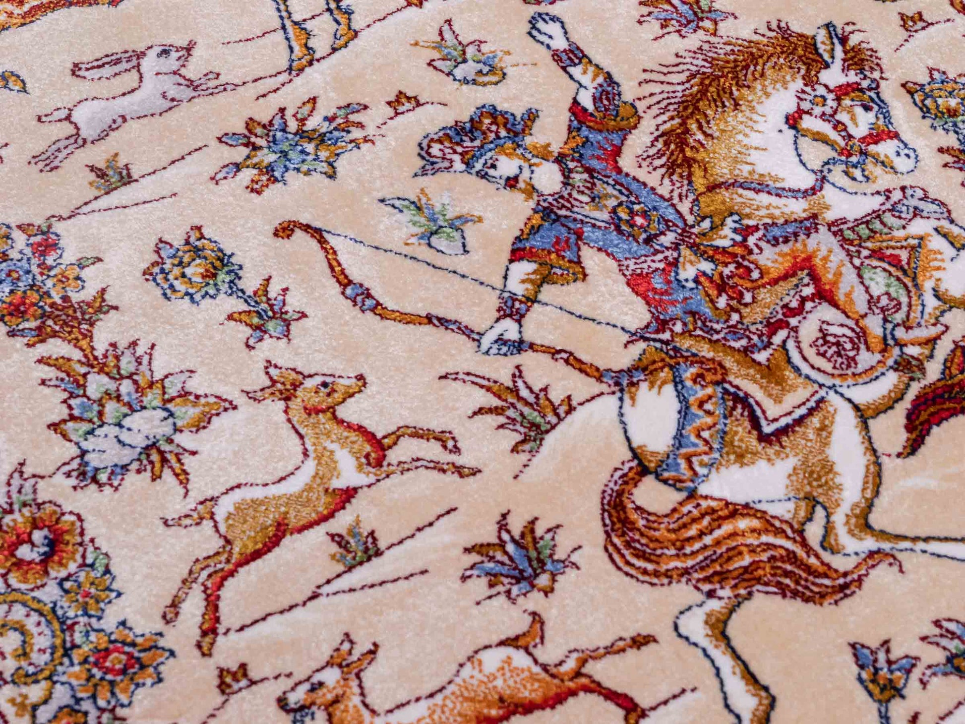 Ghom Maschinenteppich "Banu" 90 x 60 cm aus pflanzlicher Seide (Viskose) mit Jagdmotiv, Beige. Teppichnummer: V13BG054H. Persian Luxury Collection by Khademi. Made in Iran / Persia – Vertrieb durch JUPITER Intl.