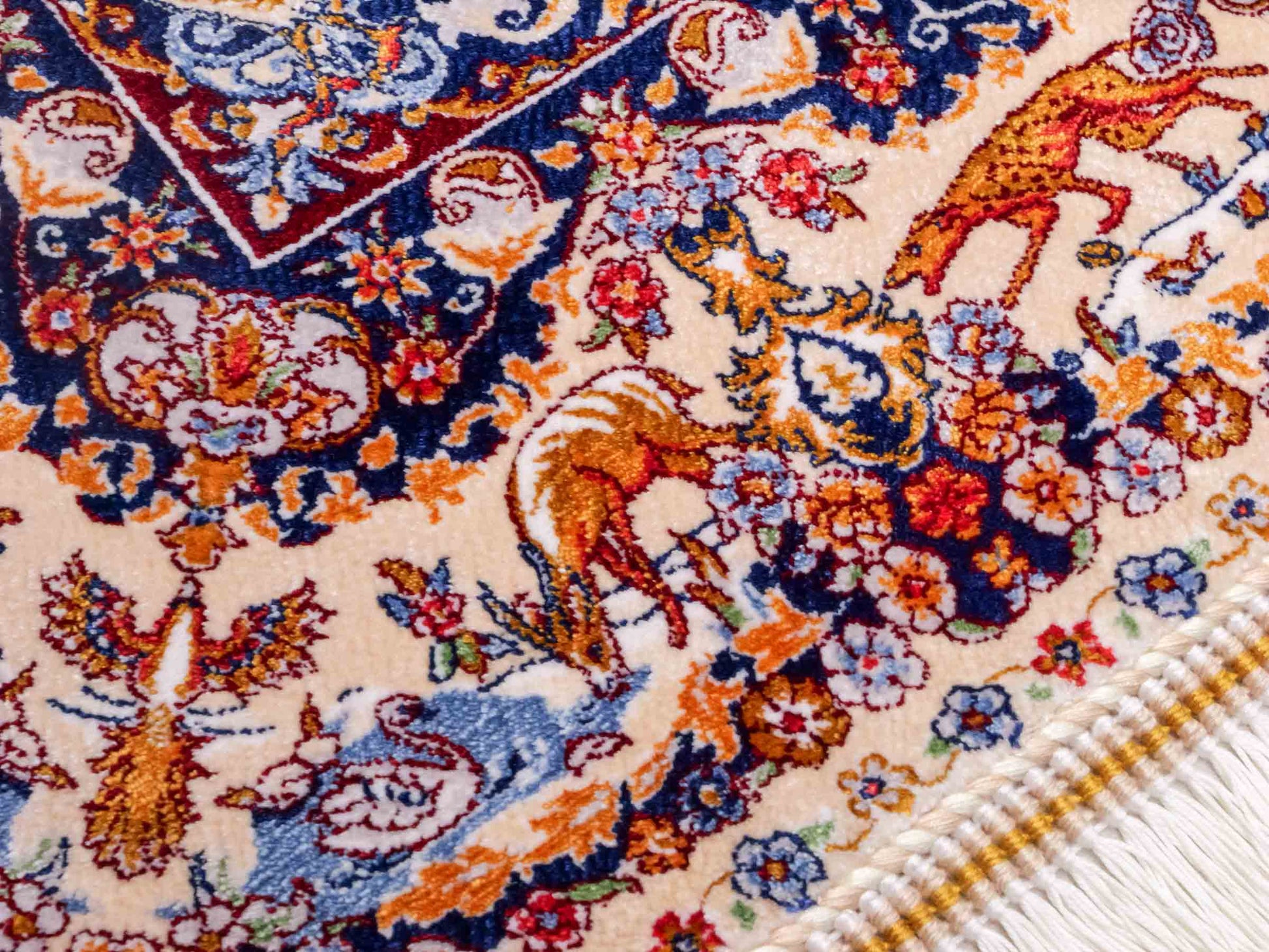 Ghom Maschinenteppich "Banu" 90 x 60 cm aus pflanzlicher Seide (Viskose) mit Jagdmotiv, Beige. Teppichnummer: V13BG054H. Persian Luxury Collection by Khademi. Made in Iran / Persia – Vertrieb durch JUPITER Intl.
