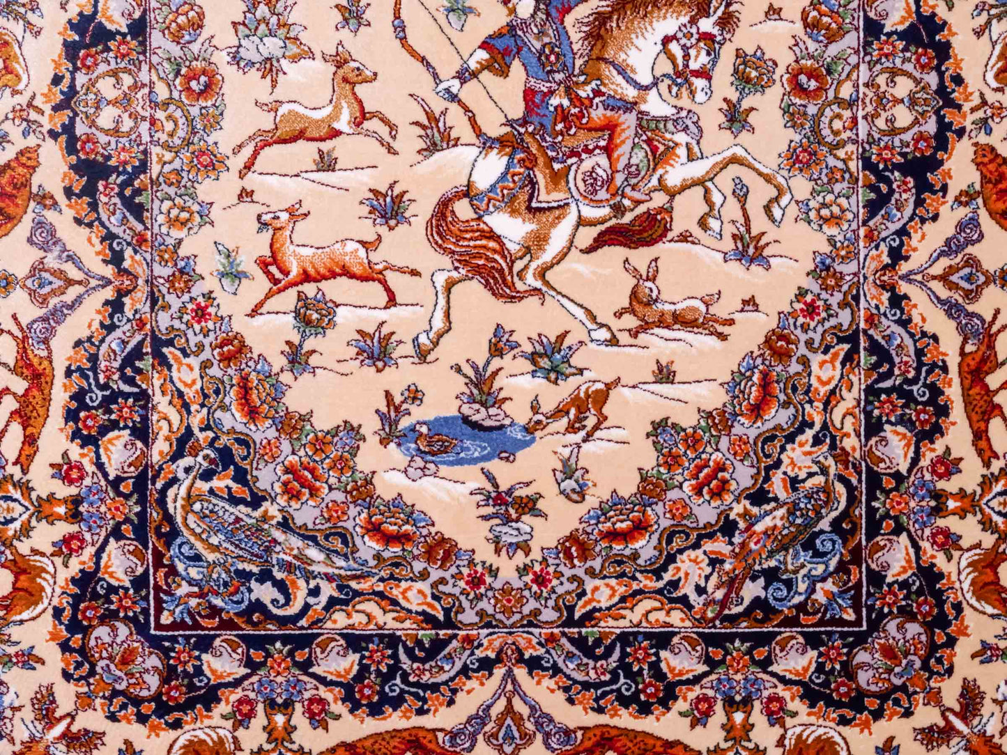 Ghom Maschinenteppich "Banu" 90 x 60 cm aus pflanzlicher Seide (Viskose) mit Jagdmotiv, Beige. Teppichnummer: V13BG054H. Persian Luxury Collection by Khademi. Made in Iran / Persia – Vertrieb durch JUPITER Intl.