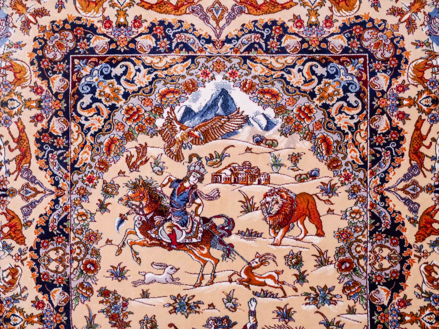 Ghom Maschinenteppich "Banu" 90 x 60 cm aus pflanzlicher Seide (Viskose) mit Jagdmotiv, Beige. Teppichnummer: V13BG054H. Persian Luxury Collection by Khademi. Made in Iran / Persia – Vertrieb durch JUPITER Intl.