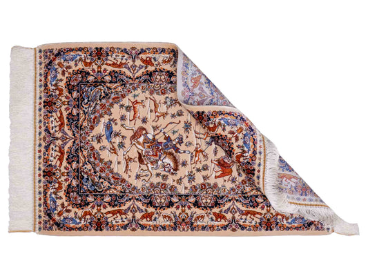 Ghom Maschinenteppich "Banu" 90 x 60 cm aus pflanzlicher Seide (Viskose) mit Jagdmotiv, Beige. Teppichnummer: V13BG054H. Persian Luxury Collection by Khademi. Made in Iran / Persia – Vertrieb durch JUPITER Intl.