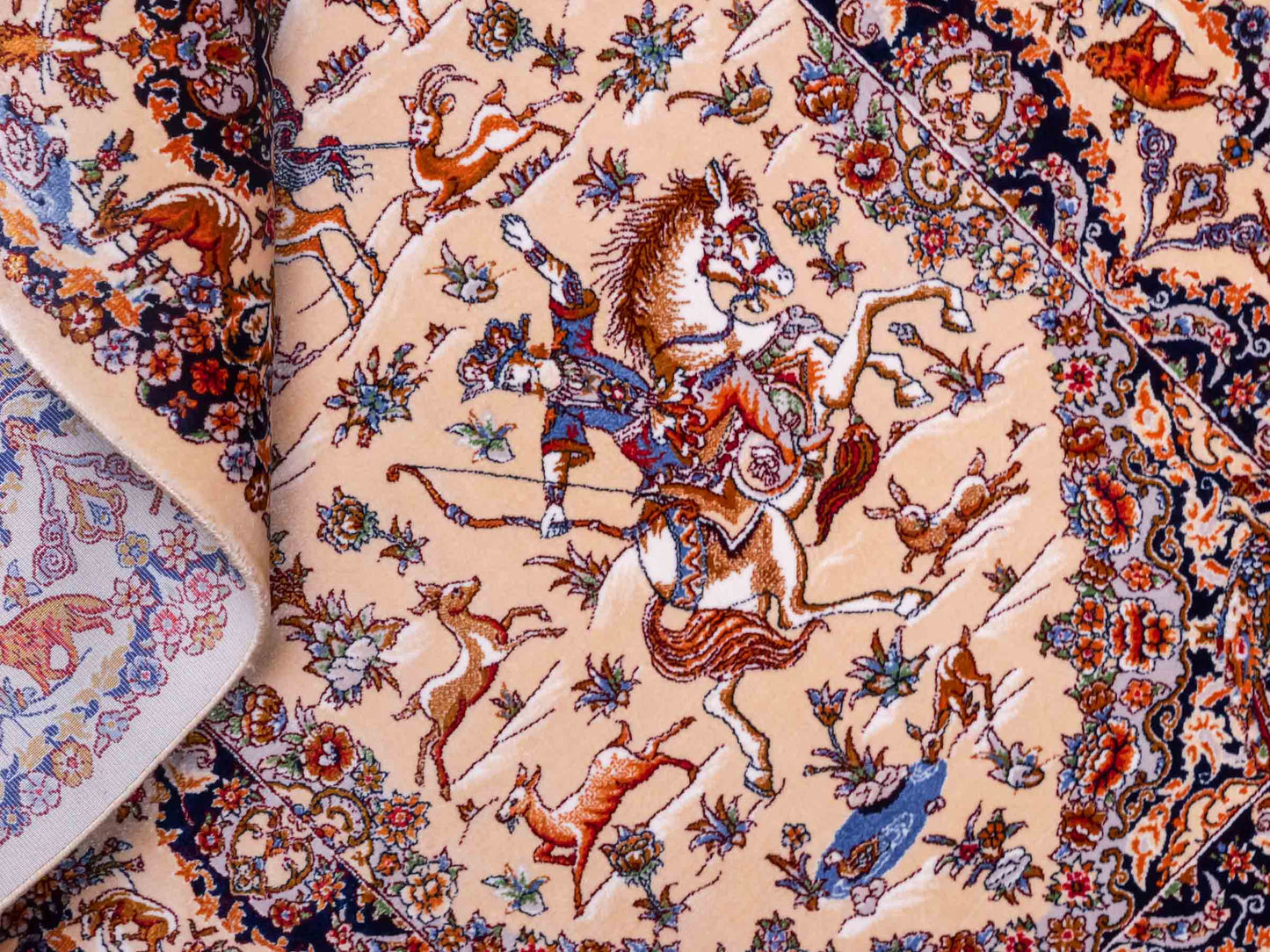 Ghom Maschinenteppich "Banu" 90 x 60 cm aus pflanzlicher Seide (Viskose) mit Jagdmotiv, Beige. Teppichnummer: V13BG054H. Persian Luxury Collection by Khademi. Made in Iran / Persia – Vertrieb durch JUPITER Intl.
