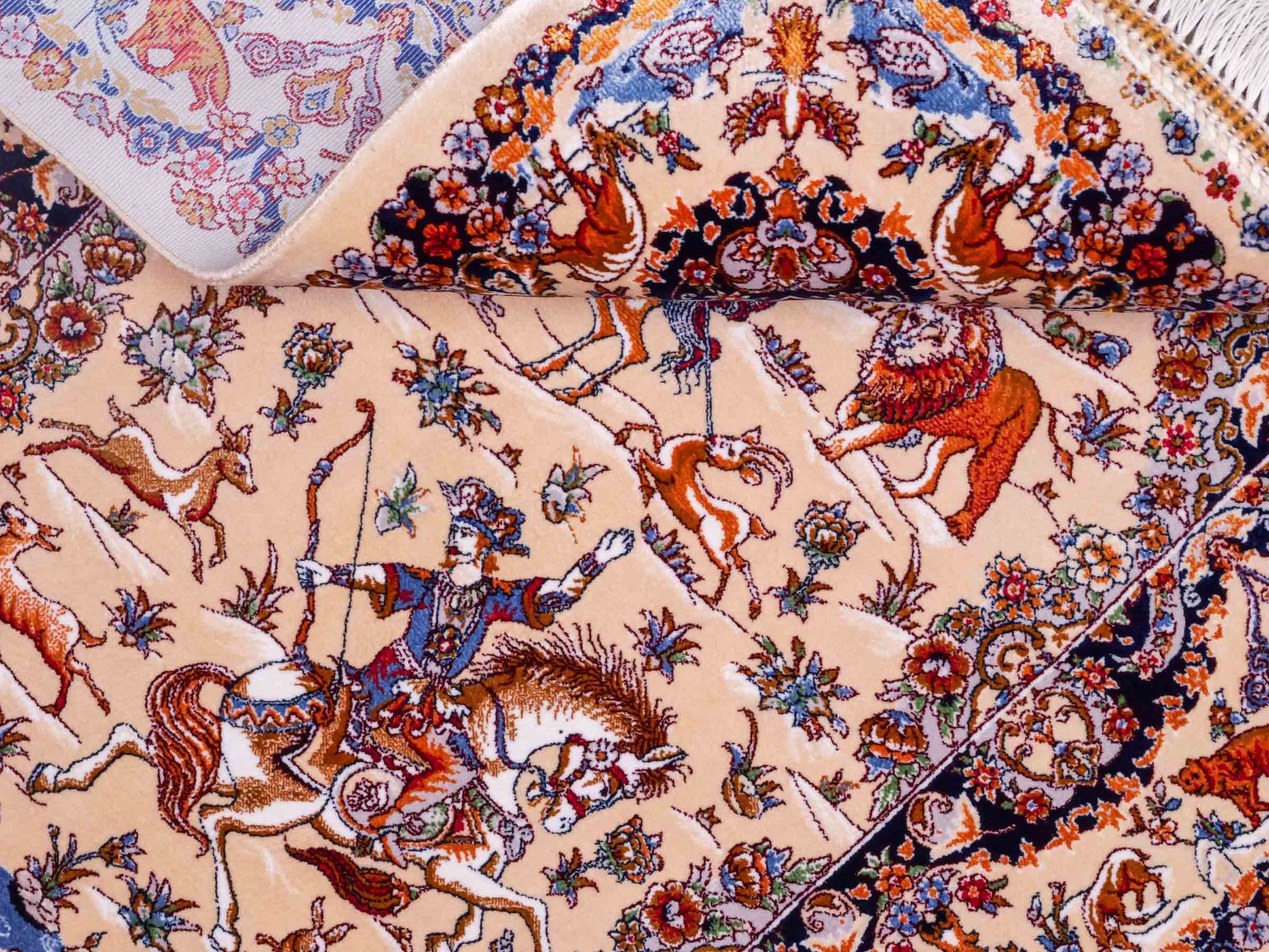Ghom Maschinenteppich "Banu" 90 x 60 cm aus pflanzlicher Seide (Viskose) mit Jagdmotiv, Beige. Teppichnummer: V13BG054H. Persian Luxury Collection by Khademi. Made in Iran / Persia – Vertrieb durch JUPITER Intl.