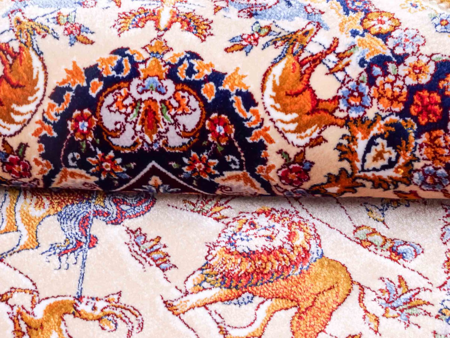 Ghom Maschinenteppich "Banu" 90 x 60 cm aus pflanzlicher Seide (Viskose) mit Jagdmotiv, Beige. Teppichnummer: V13BG054H. Persian Luxury Collection by Khademi. Made in Iran / Persia – Vertrieb durch JUPITER Intl.