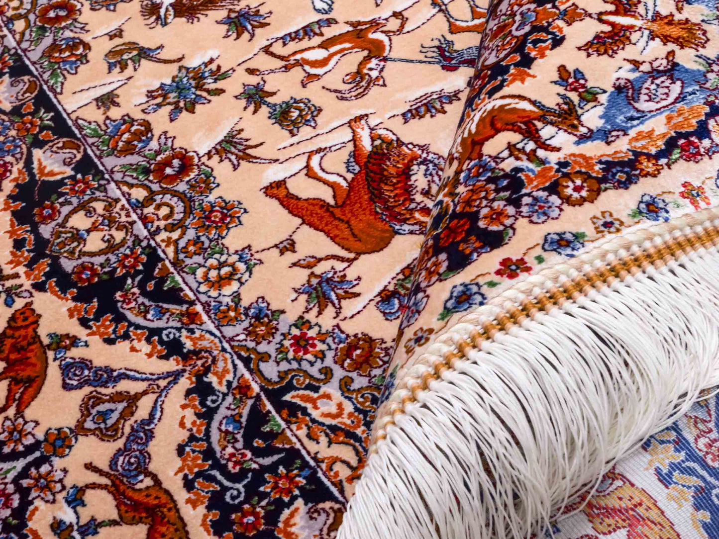 Ghom Maschinenteppich "Banu" 90 x 60 cm aus pflanzlicher Seide (Viskose) mit Jagdmotiv, Beige. Teppichnummer: V13BG054H. Persian Luxury Collection by Khademi. Made in Iran / Persia – Vertrieb durch JUPITER Intl.