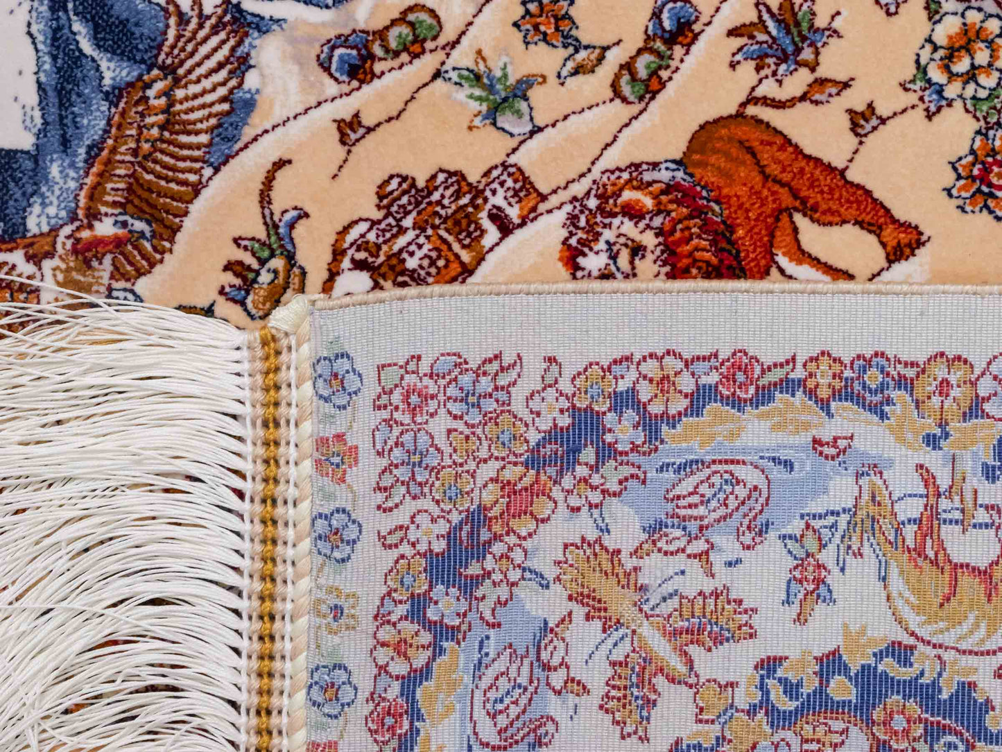 Ghom Maschinenteppich "Banu" 90 x 60 cm aus pflanzlicher Seide (Viskose) mit Jagdmotiv, Beige. Teppichnummer: V13BG054H. Persian Luxury Collection by Khademi. Made in Iran / Persia – Vertrieb durch JUPITER Intl.