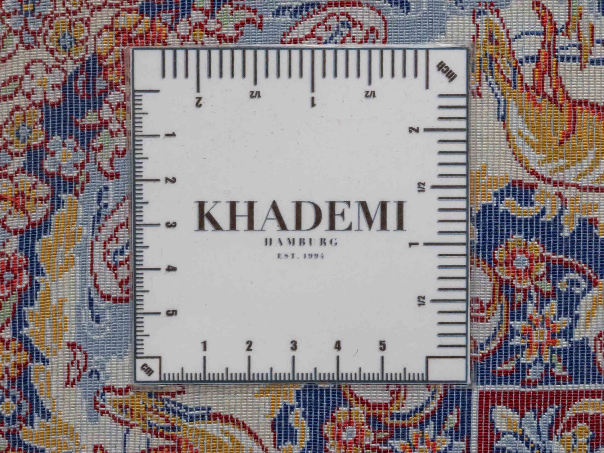 Ghom Maschinenteppich "Banu" 90 x 60 cm aus pflanzlicher Seide (Viskose) mit Jagdmotiv, Beige. Teppichnummer: V13BG054H. Persian Luxury Collection by Khademi. Made in Iran / Persia – Vertrieb durch JUPITER Intl.